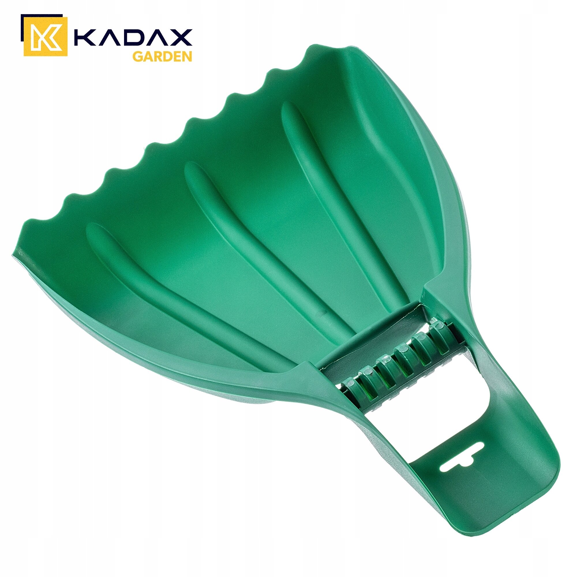 Zielony plastikowy zgarnianacz do liści o kształcie przypominającym łapę niedźwiedzia. W lewym górnym rogu widoczne jest logo \'KADAX GARDEN\'.