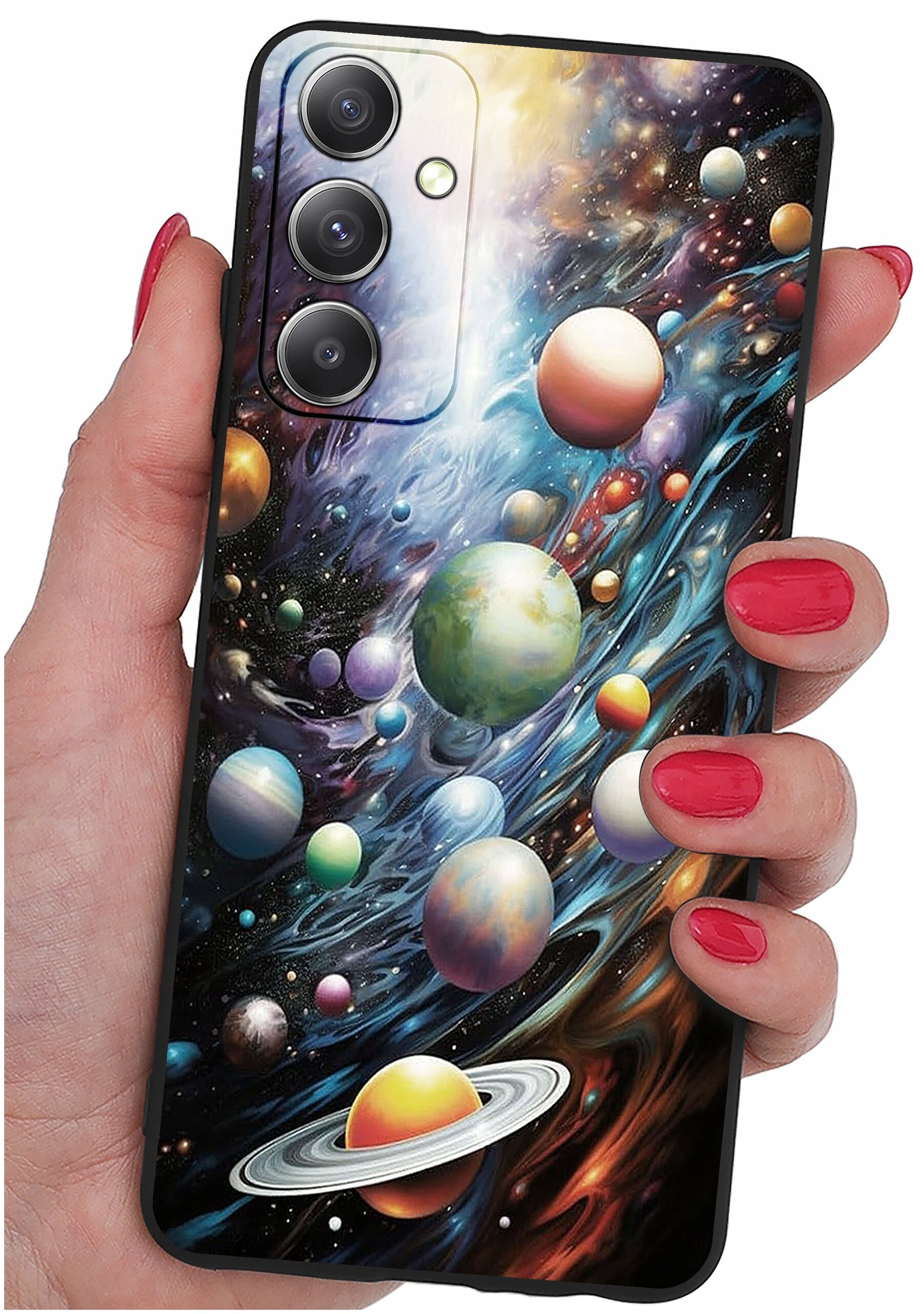 Etui na telefon z kolorowym wzorem przedstawiającym planety w kosmosie, trzymane w dłoni z pomalowanymi na czerwono paznokciami. Widoczne są trzy obiekty przypominające obiektywy aparatu.