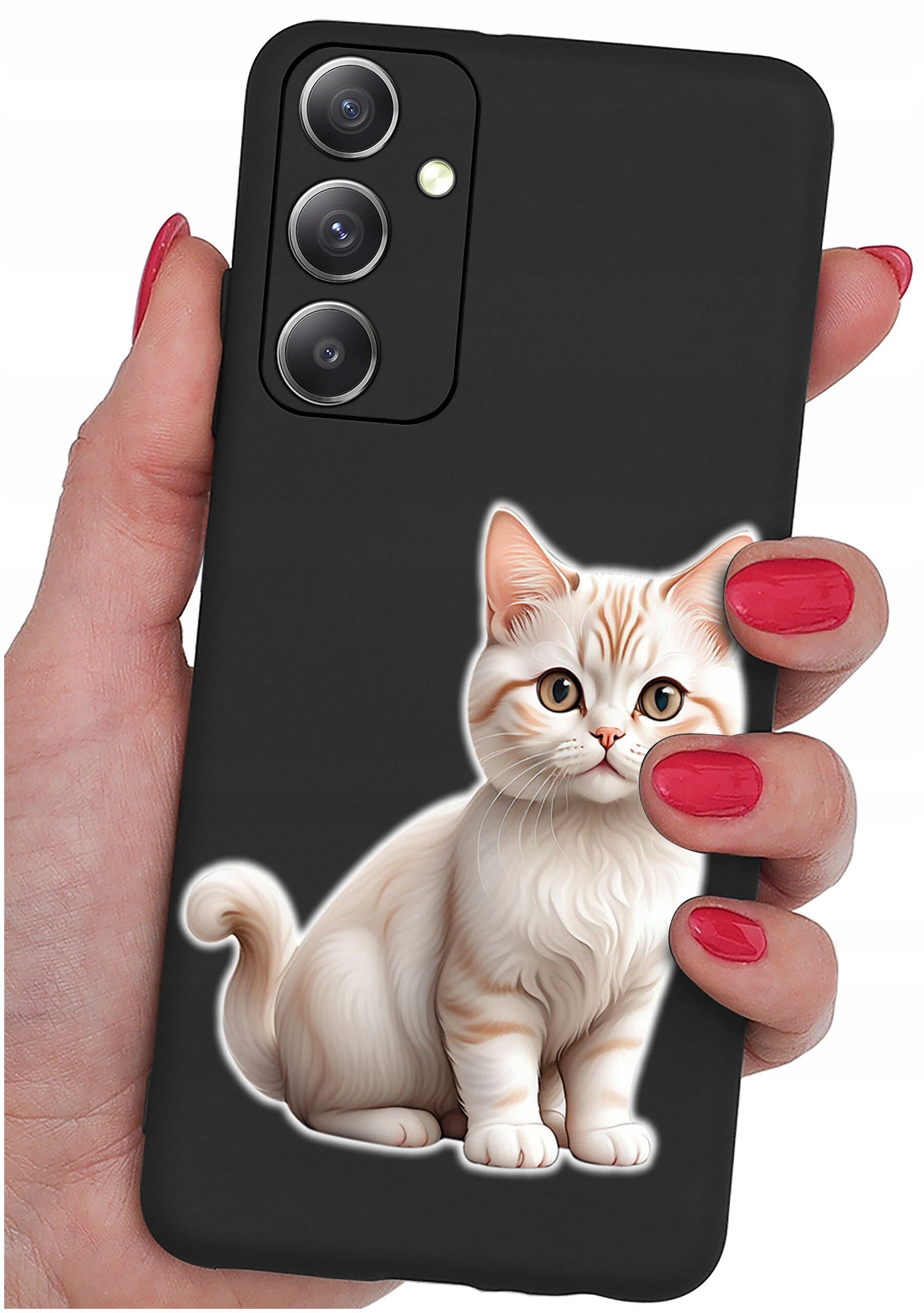 Czarne etui na telefon z nadrukiem białego kota, trzymane w dłoni z pomalowanymi na czerwono paznokciami. Etui posiada wycięcia na trzy obiektywy aparatu i lampę błyskową.