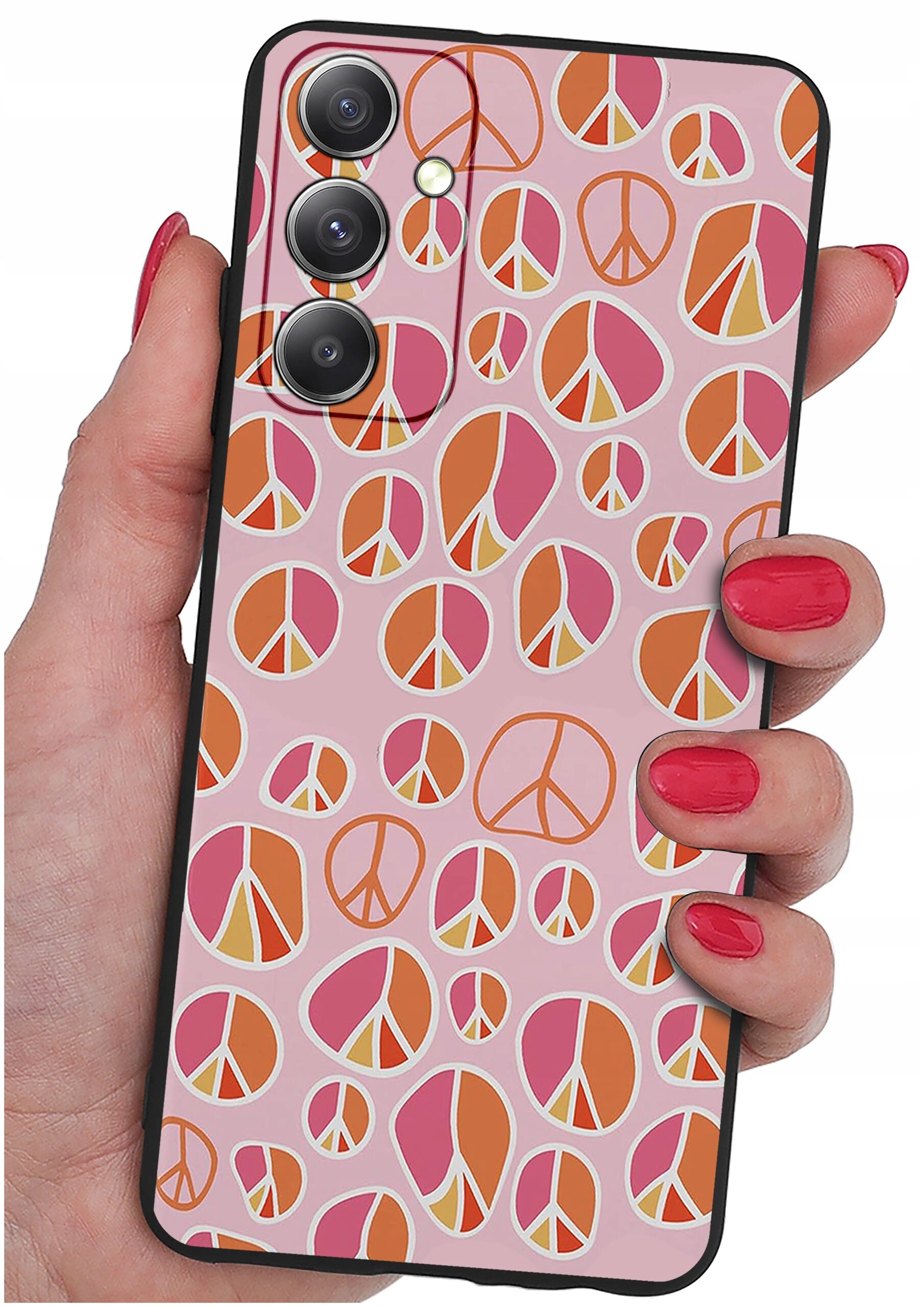 Etui na telefon z wzorem w kolorowe symbole pokoju na różowym tle, trzymane w dłoni z pomalowanymi na czerwono paznokciami.