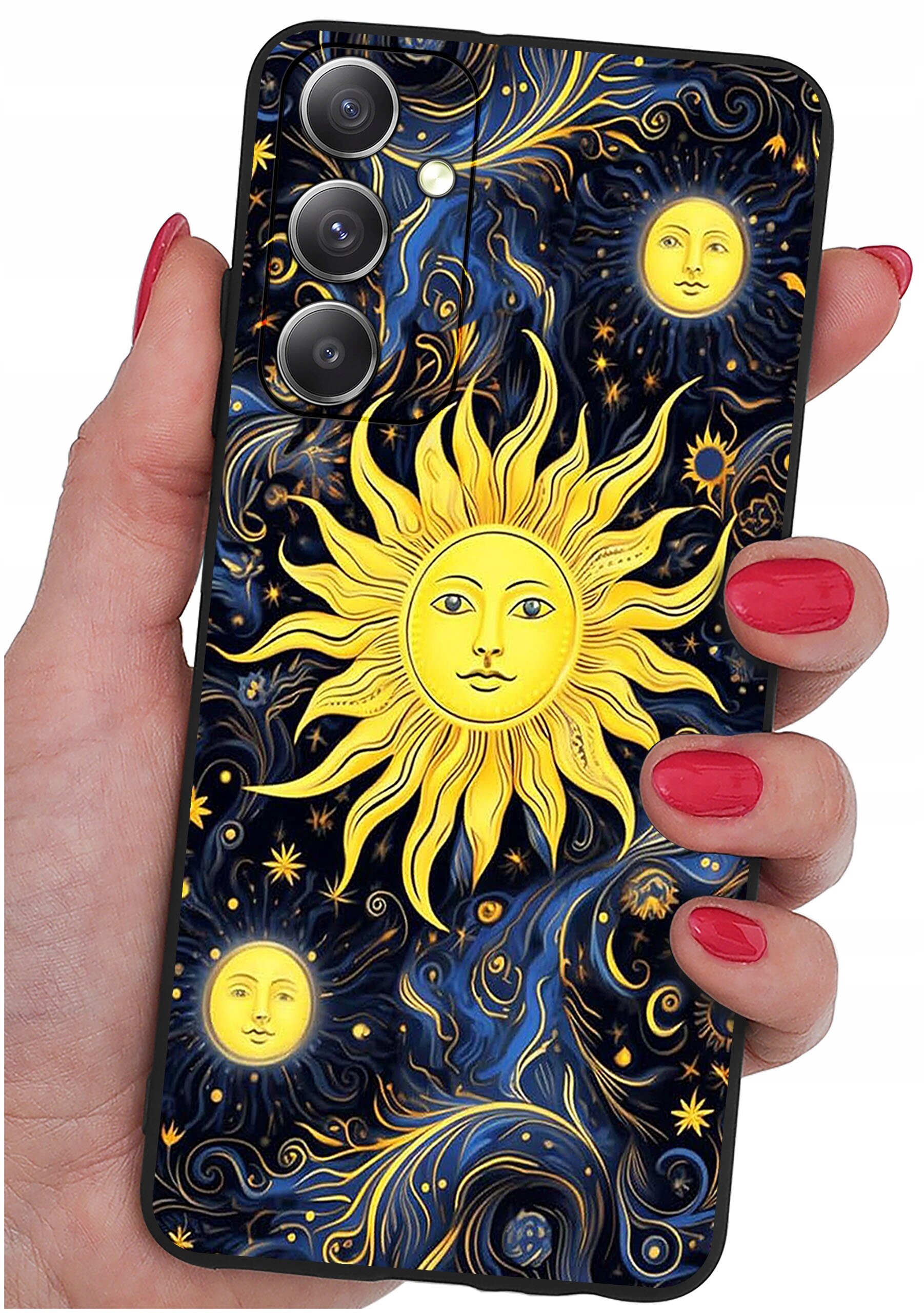 Etui na telefon z wzorem przedstawiającym żółte słońca na tle ciemnoniebieskiego nieba z gwiazdami i wirującymi wzorami. Etui trzymane jest w dłoni z pomalowanymi na czerwono paznokciami.