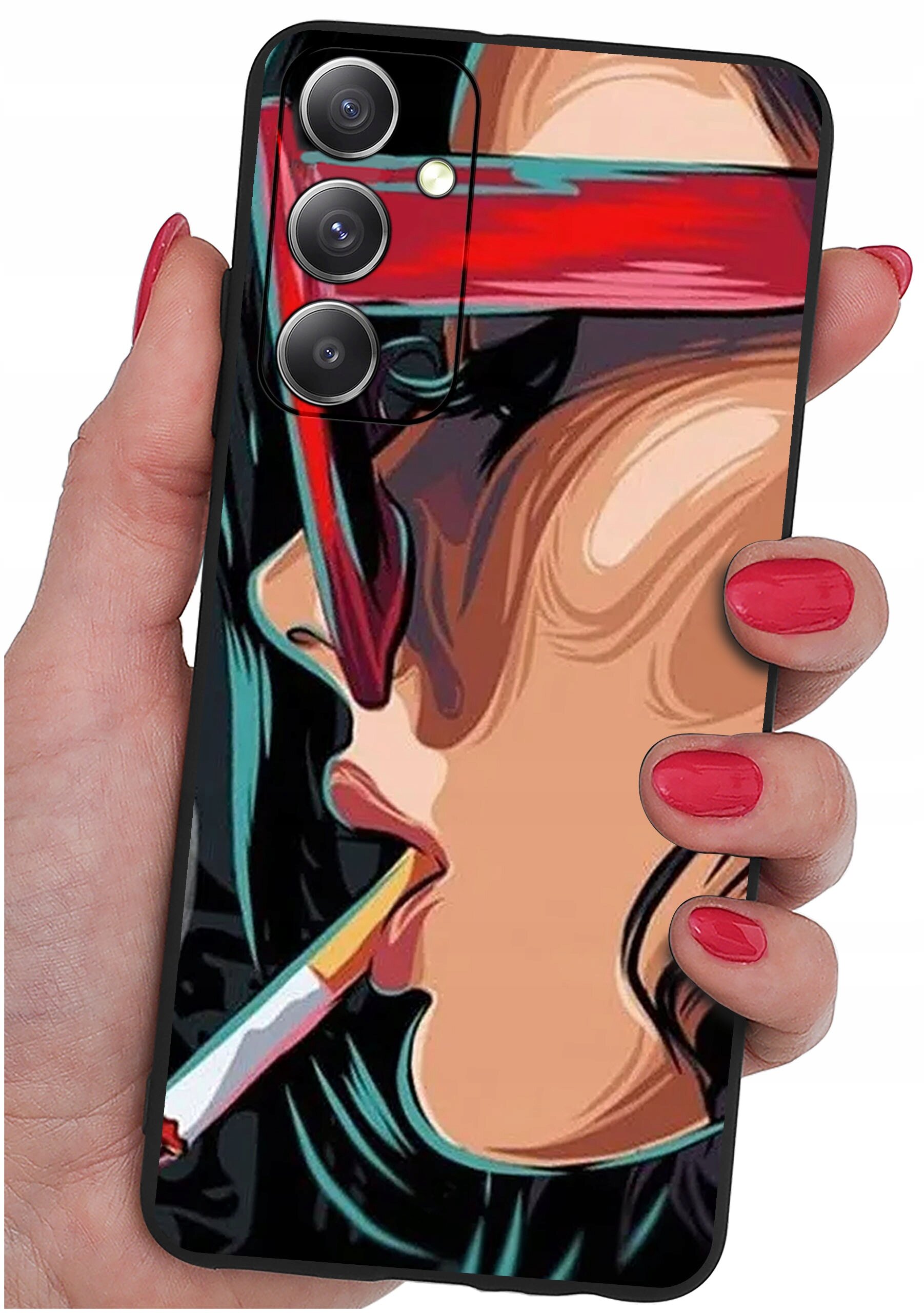 Etui na telefon z kolorowym wzorem przedstawiającym twarz osoby z okularami i papierosem. Etui trzymane jest w dłoni z pomalowanymi na czerwono paznokciami.