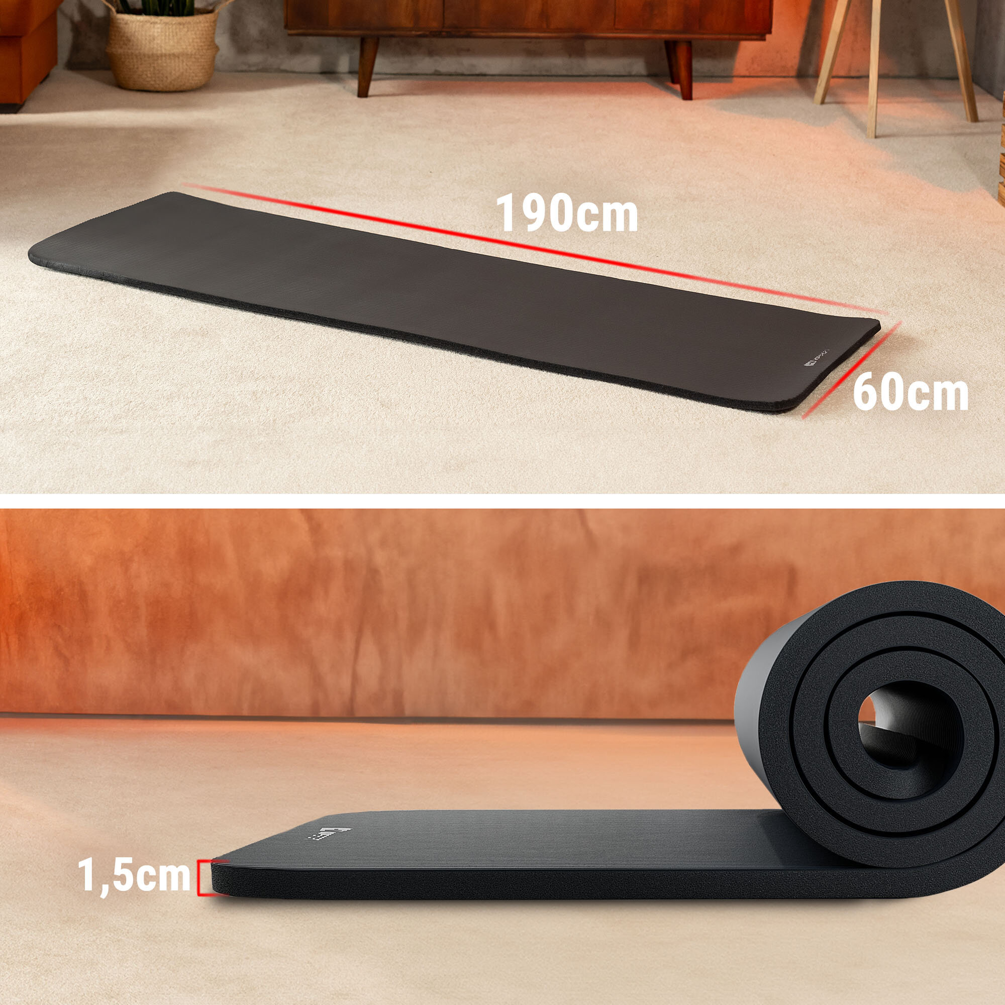 Na obrazie widoczna jest czarna mata fitness o wymiarach 190 cm na 60 cm i grubości 1,5 cm. Mata jest rozłożona na podłodze oraz zwinięta w rolkę, a w tle znajduje się wnętrze pokoju.