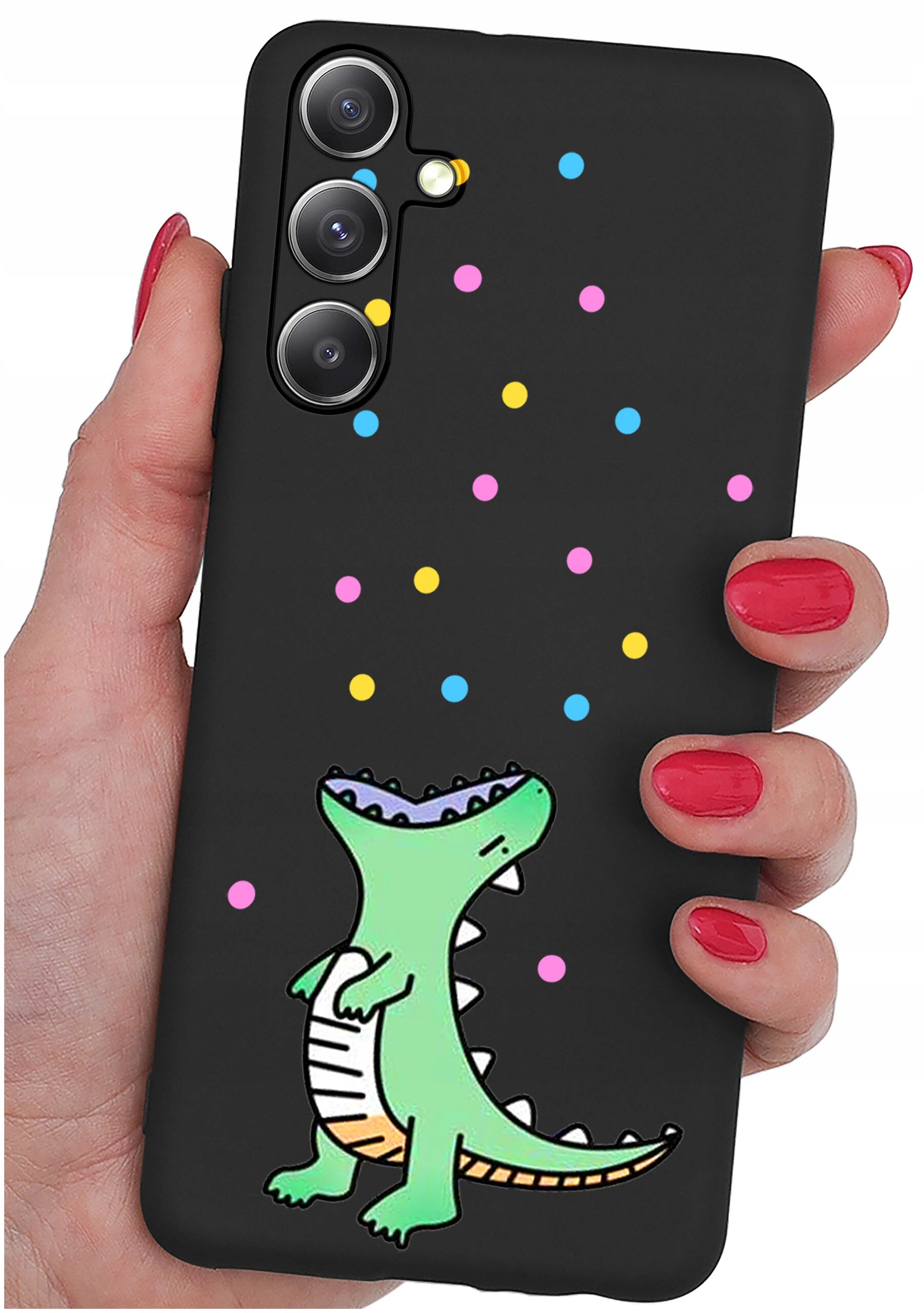 Czarne etui na telefon z kolorowym wzorem przedstawiającym zielonego dinozaura i kolorowe kropki. Etui jest trzymane w dłoni z pomalowanymi na czerwono paznokciami.
