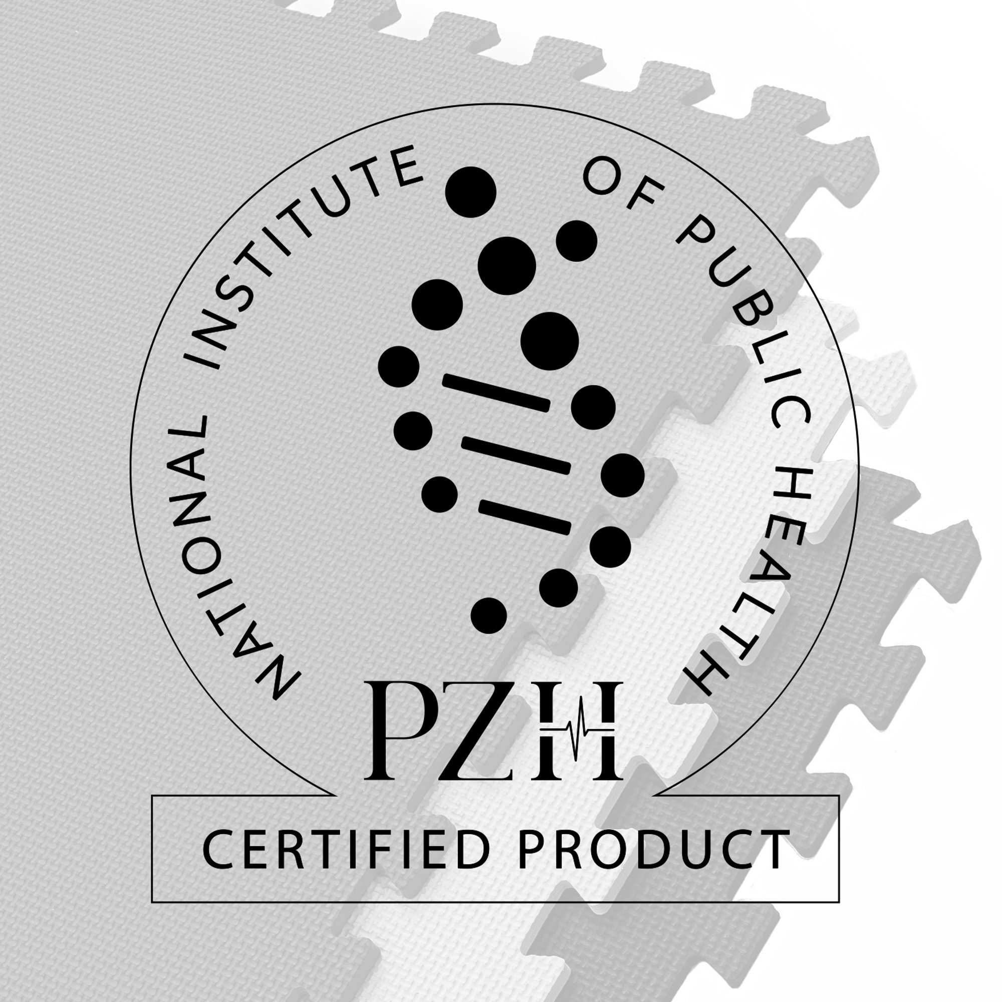 Na obrazie widoczna jest mata puzzle z czarnymi elementami, na której znajduje się okrągłe logo z napisem \'NATIONAL INSTITUTE OF PUBLIC HEALTH PZH CERTIFIED PRODUCT\'.