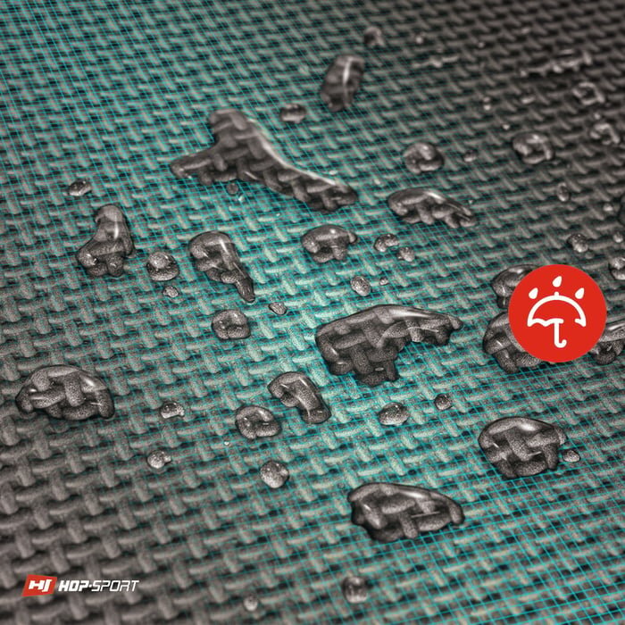 Na obrazie widoczna jest mata o fakturze przypominającej puzzle z kroplami wody na powierzchni. W prawym dolnym rogu znajduje się logo \'HOP-SPORT\'.