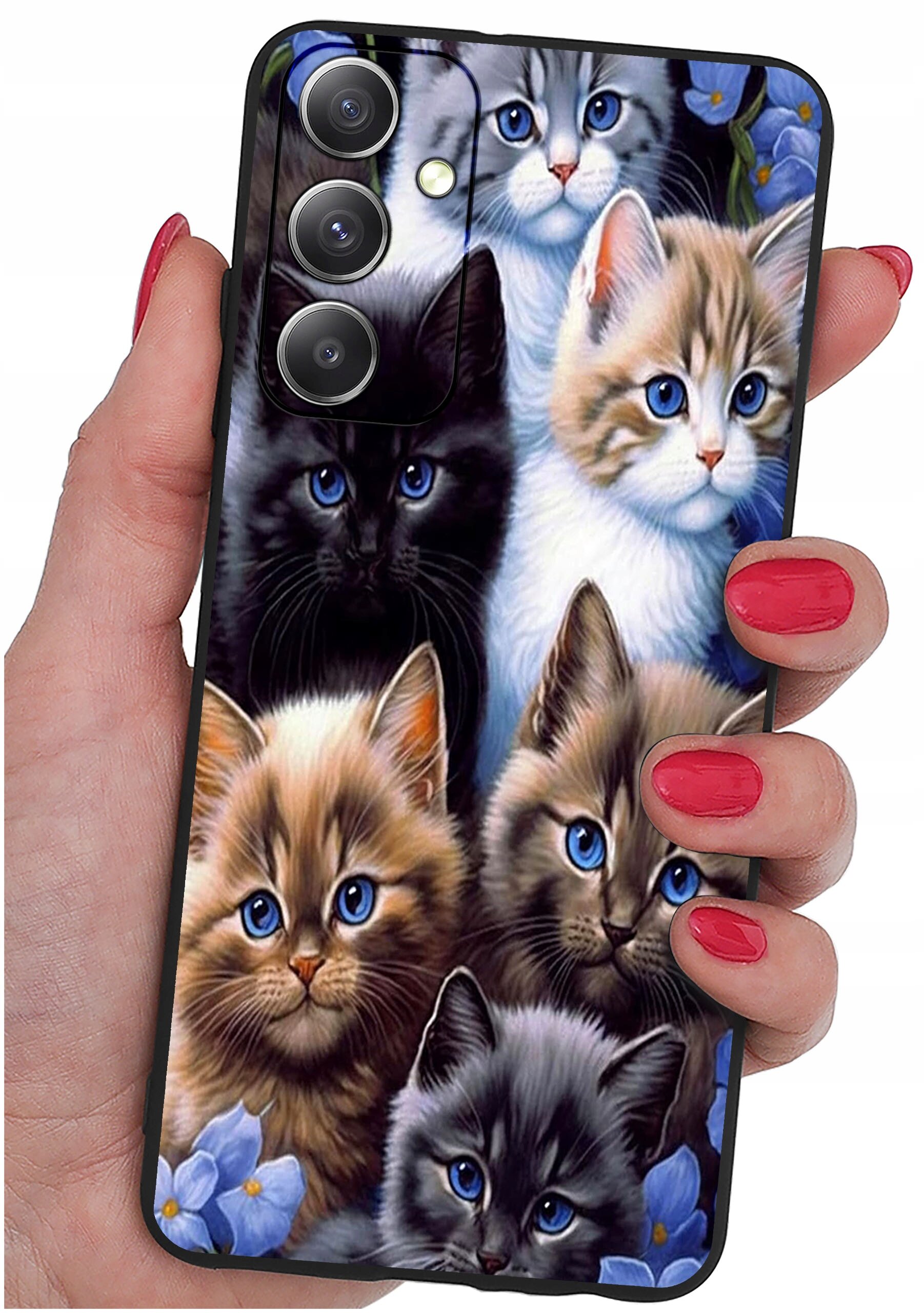 Etui na telefon z nadrukiem kilku kolorowych kotów, trzymane w dłoni z pomalowanymi na czerwono paznokciami. Widać trzy obiektywy aparatu i lampę błyskową.