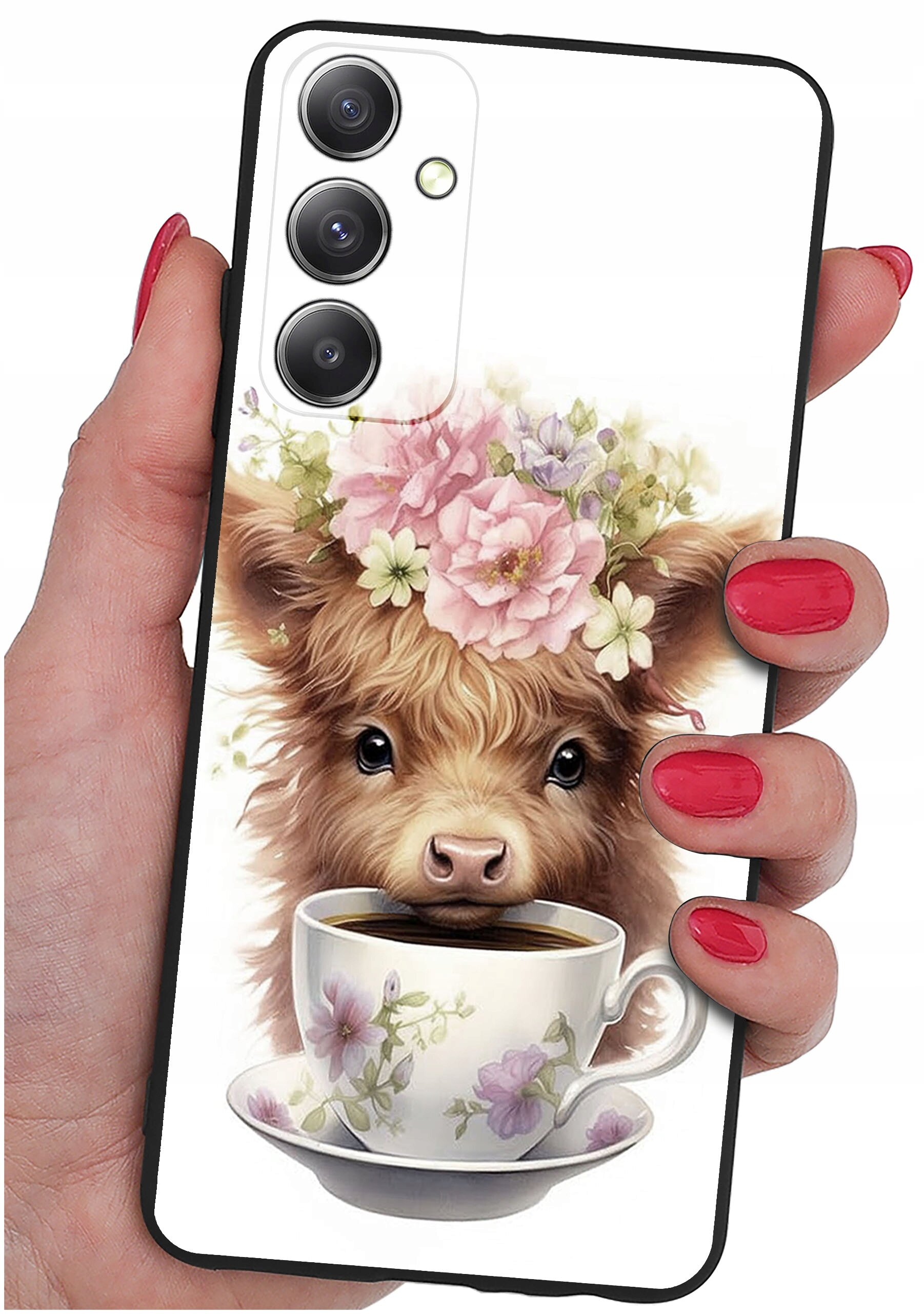 Etui na telefon z grafiką przedstawiającą uroczego zwierzaka z kwiatami na głowie, trzymającego filiżankę z napojem. Etui jest trzymane w dłoni z pomalowanymi na czerwono paznokciami.