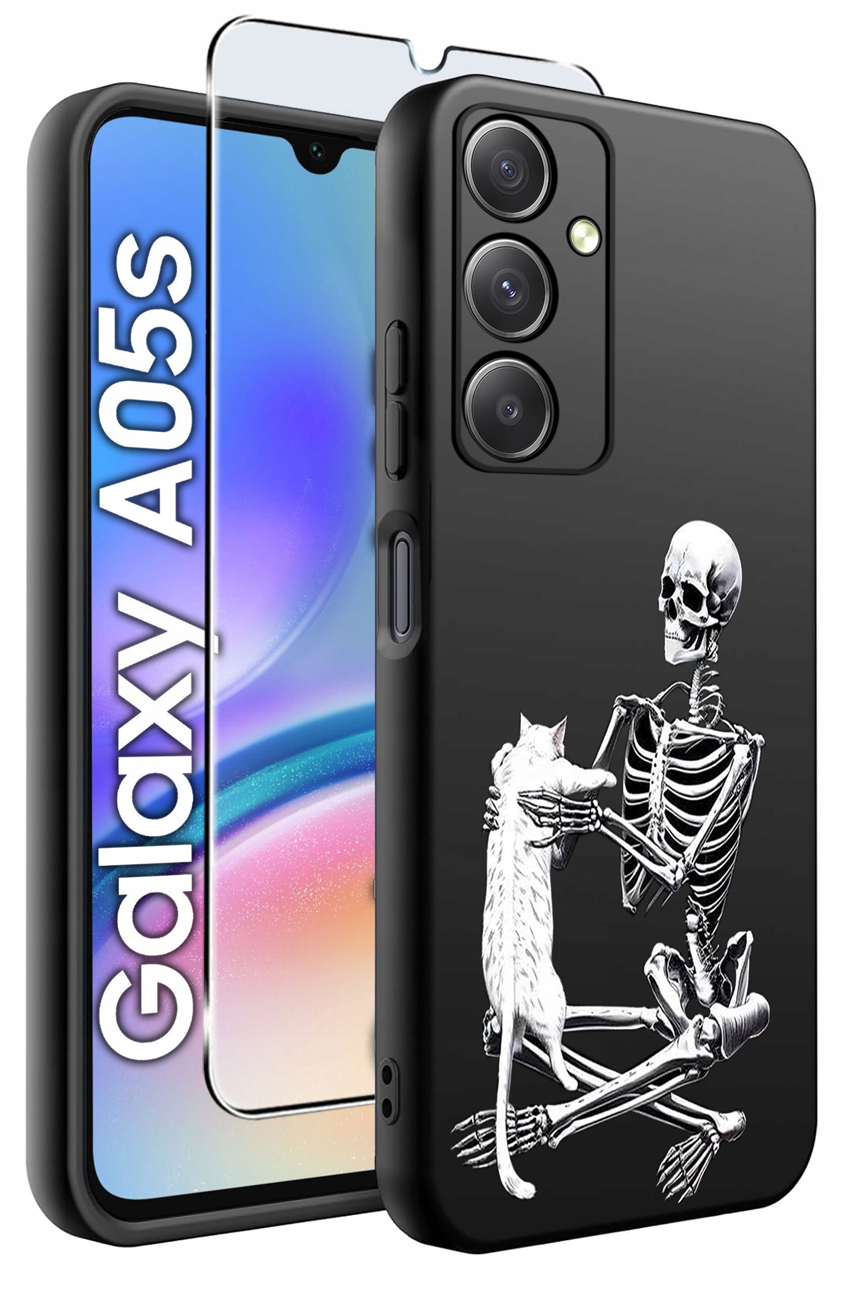 Obraz przedstawia czarne etui na telefon z nadrukiem szkieletu trzymającego kota. Obok etui widoczny jest telefon z napisem \'Galaxy A05s\' oraz szkło ochronne.
