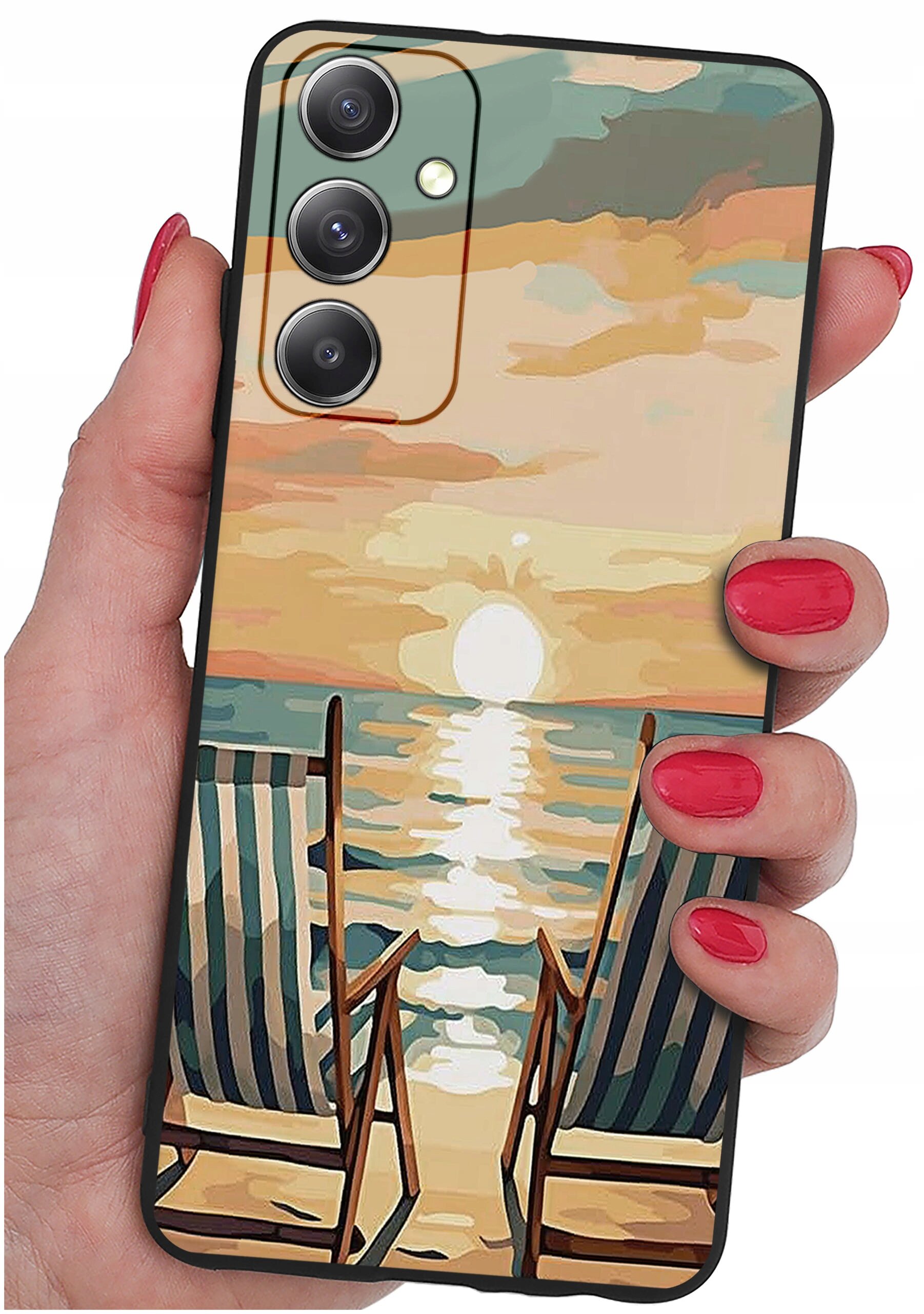 Etui na telefon z wzorem przedstawiającym zachód słońca nad morzem z dwoma leżakami na plaży. Etui trzymane jest w dłoni z pomalowanymi na czerwono paznokciami.