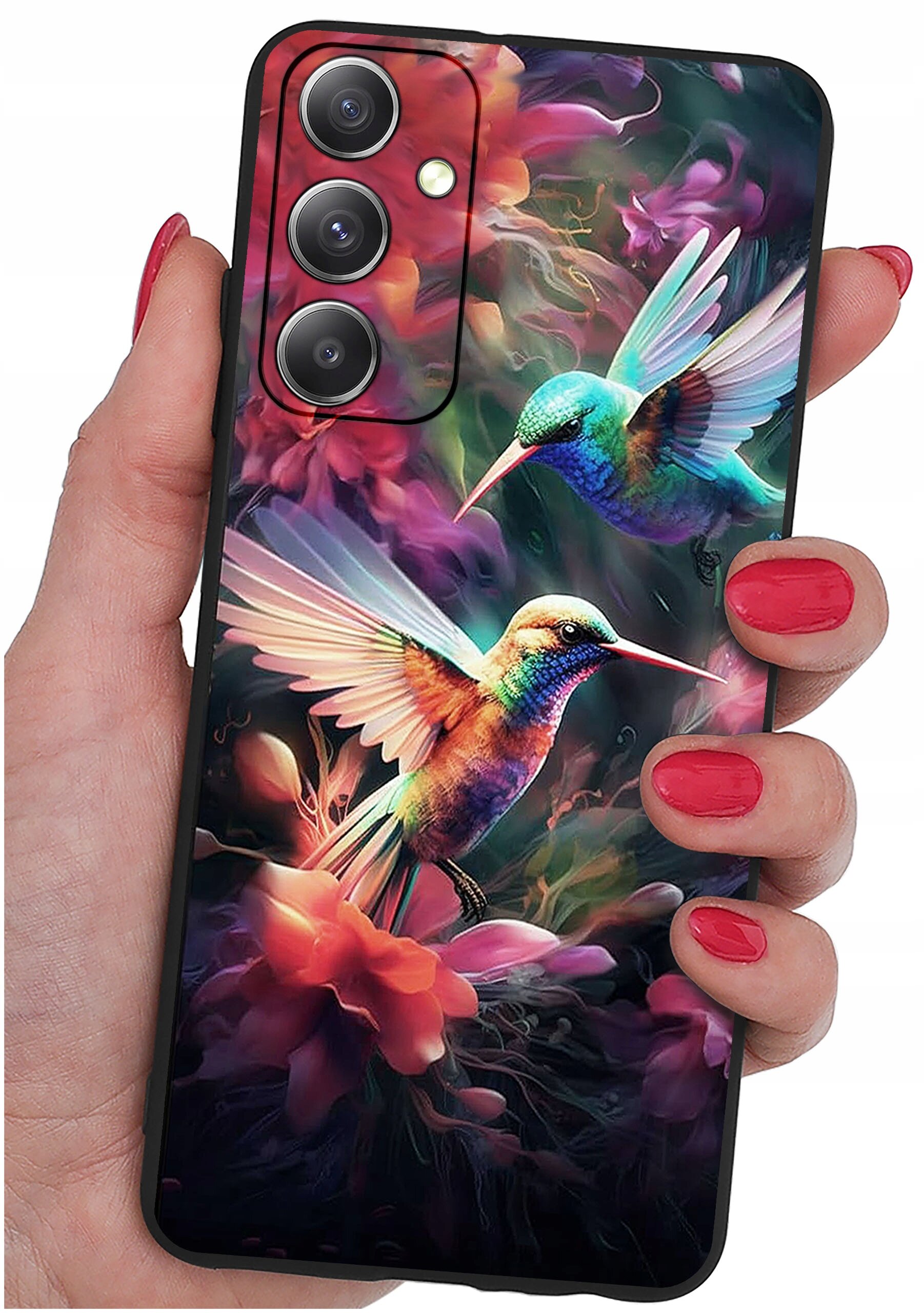 Etui na telefon z kolorowym wzorem przedstawiającym dwa kolibry wśród kwiatów, trzymane w dłoni z pomalowanymi na czerwono paznokciami.