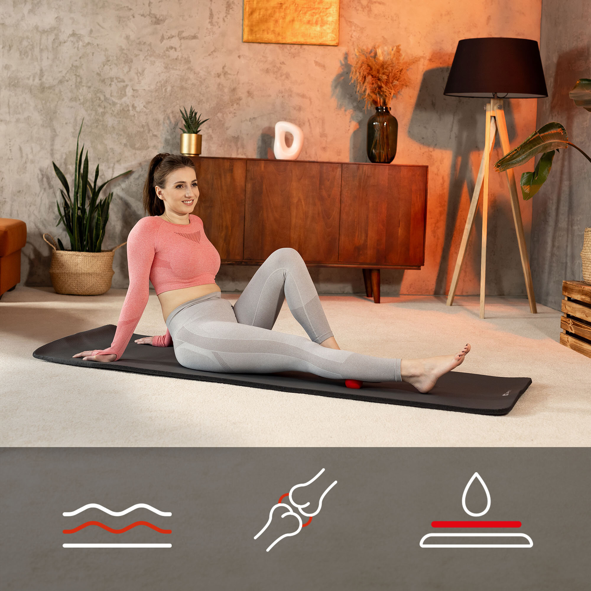 Kobieta w różowym topie i szarych legginsach siedzi na czarnej macie fitness w jasnym wnętrzu z roślinami i lampą. Na dole obrazu znajdują się trzy ikony przedstawiające falę, staw i kroplę wody.