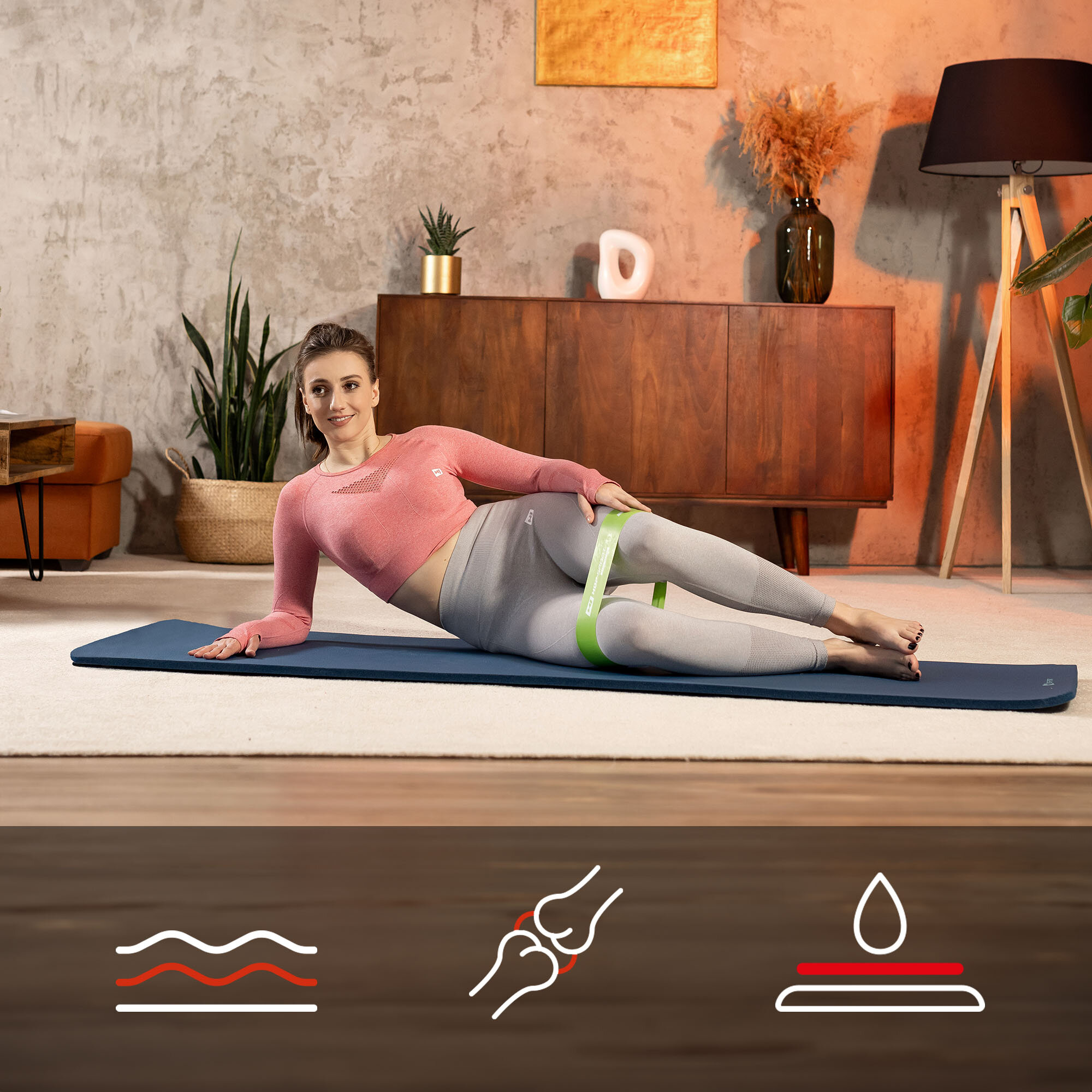 Osoba ćwiczy na niebieskiej macie fitness w jasnym wnętrzu z drewnianą komodą i roślinami. Na dole obrazu znajdują się ikony przedstawiające falę, staw i kroplę wody.