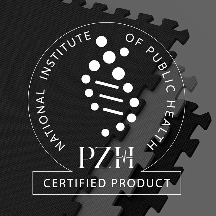 Czarno-szara mata puzzle z widocznym logo \'NATIONAL INSTITUTE OF PUBLIC HEALTH PZH CERTIFIED PRODUCT\'.