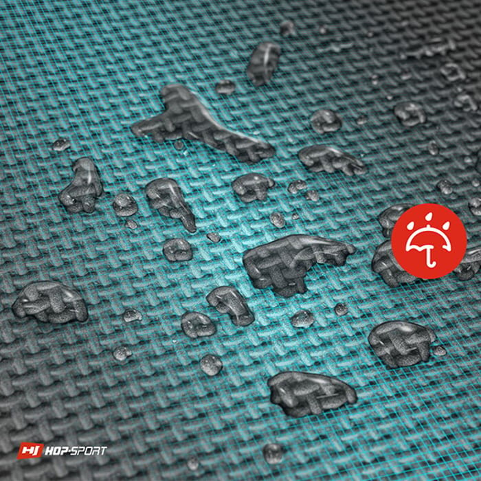 Na obrazie widoczna jest mata o fakturze przypominającej puzzle, z kroplami wody na powierzchni. W prawym dolnym rogu znajduje się logo \'HJ HOP-SPORT\' oraz czerwony symbol parasola.