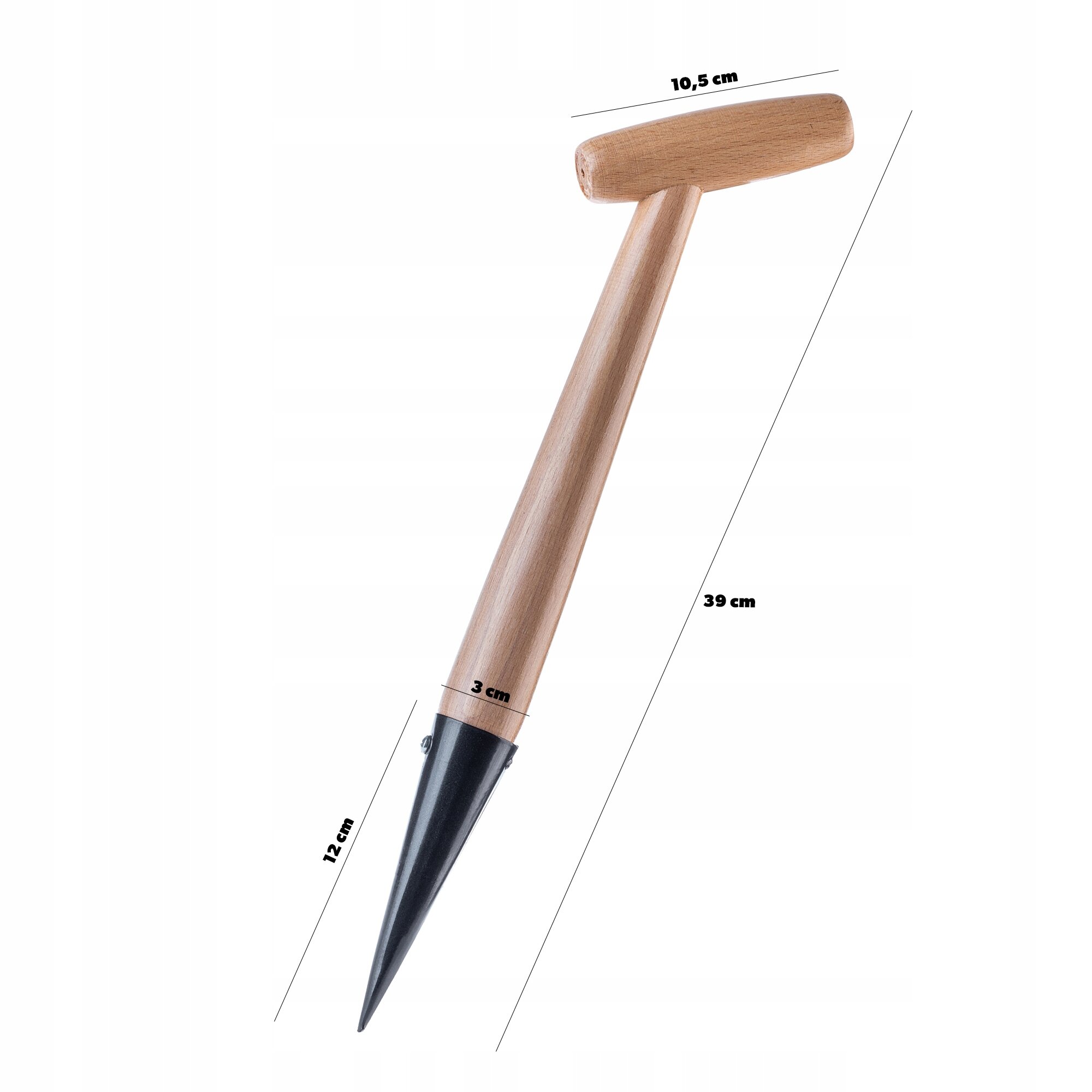 Na obrazie widoczny jest drewniany pikownik do sadzenia z metalowym zakończeniem. Wymiary to 39 cm długości, 10,5 cm szerokości uchwytu, 3 cm średnicy trzonka i 12 cm długości metalowego zakończenia.