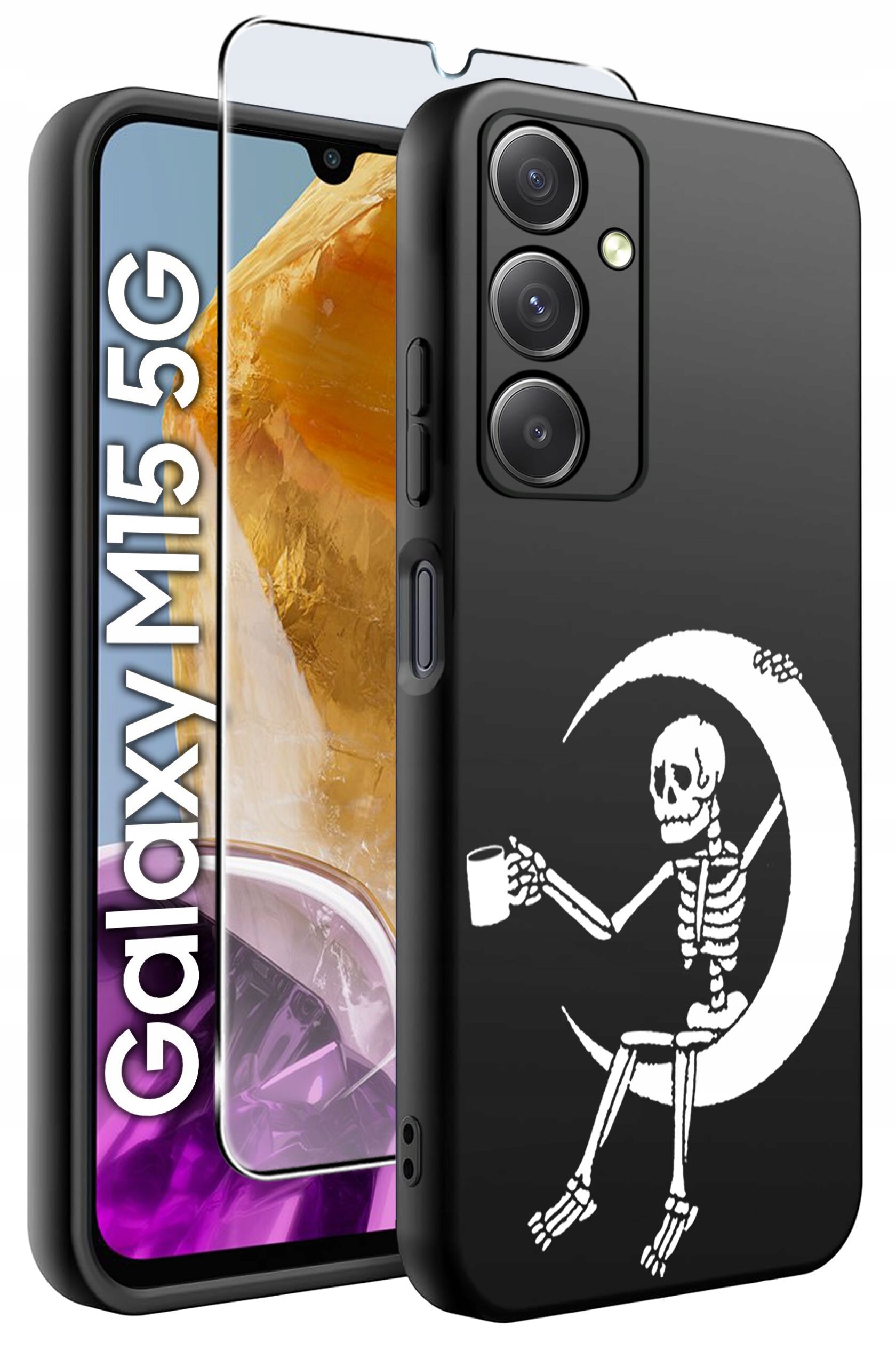 Obraz przedstawia czarne etui na telefon z nadrukiem szkieletu siedzącego na księżycu, trzymającego kubek. Obok etui widoczny jest telefon z napisem \'Galaxy M15 5G\' oraz szkło hartowane.