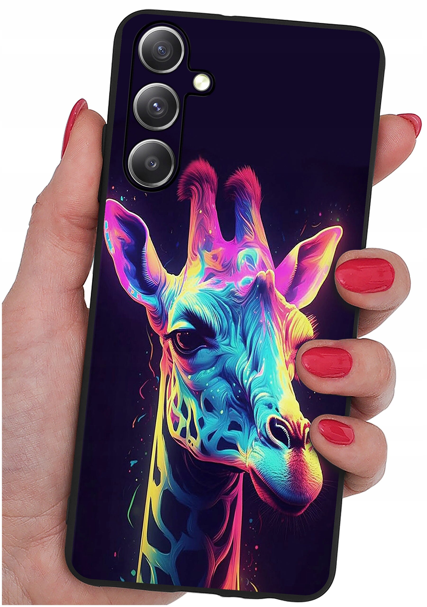 Etui na telefon z kolorowym wzorem żyrafy w neonowych barwach, trzymane w dłoni z pomalowanymi na czerwono paznokciami.