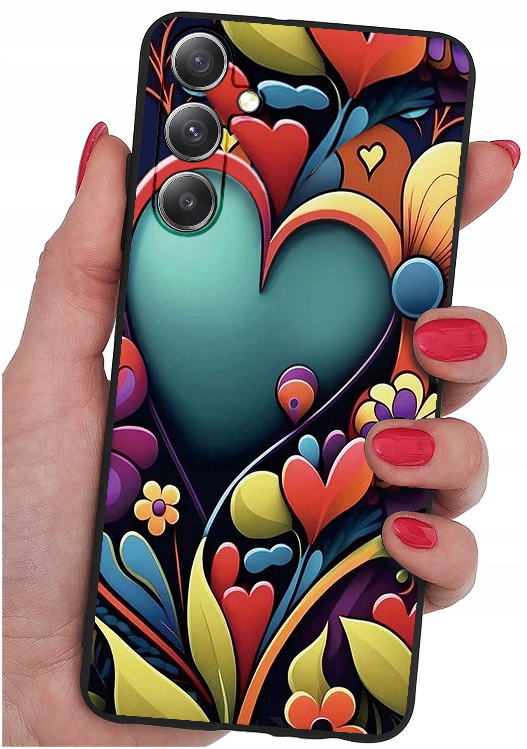 Etui na telefon z kolorowym, abstrakcyjnym wzorem przedstawiającym serca i kwiaty. Etui jest trzymane w dłoni z pomalowanymi na czerwono paznokciami.