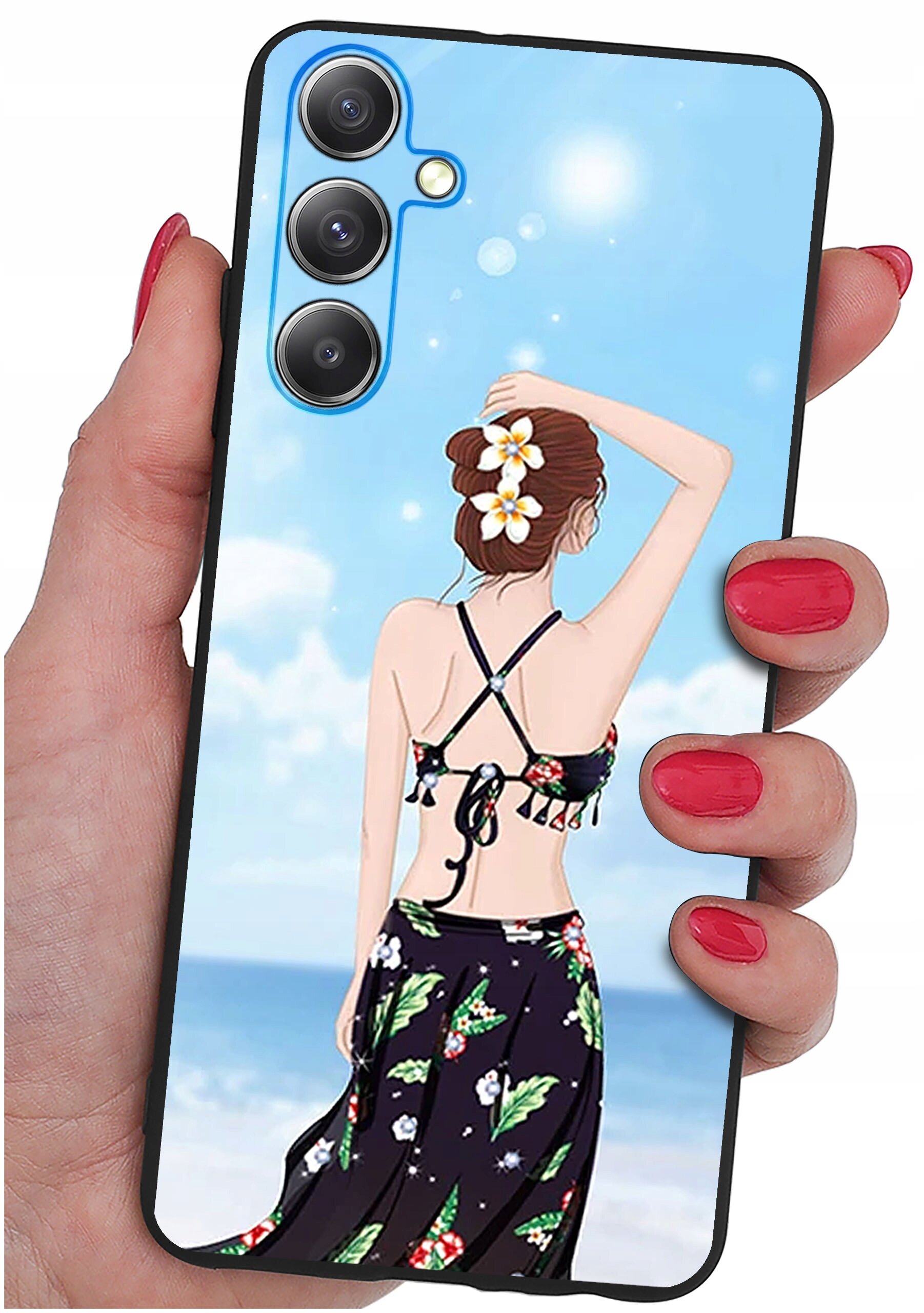 Etui na telefon z grafiką przedstawiającą kobietę w stroju plażowym na tle nieba i morza. Etui trzymane jest w dłoni z pomalowanymi na czerwono paznokciami.