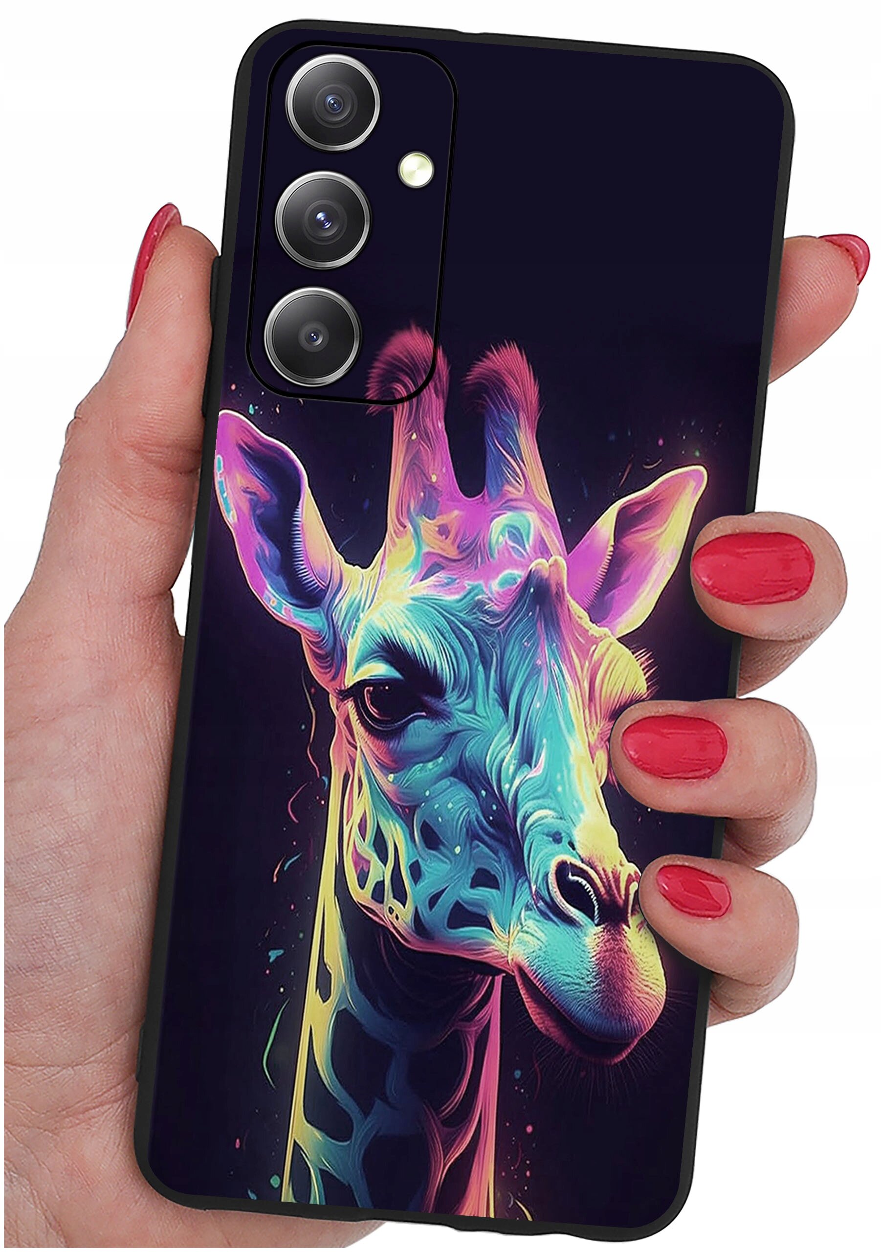 Etui na telefon z kolorowym wzorem żyrafy trzymane w dłoni z pomalowanymi na czerwono paznokciami. Etui posiada wycięcia na trzy obiektywy aparatu i lampę błyskową.