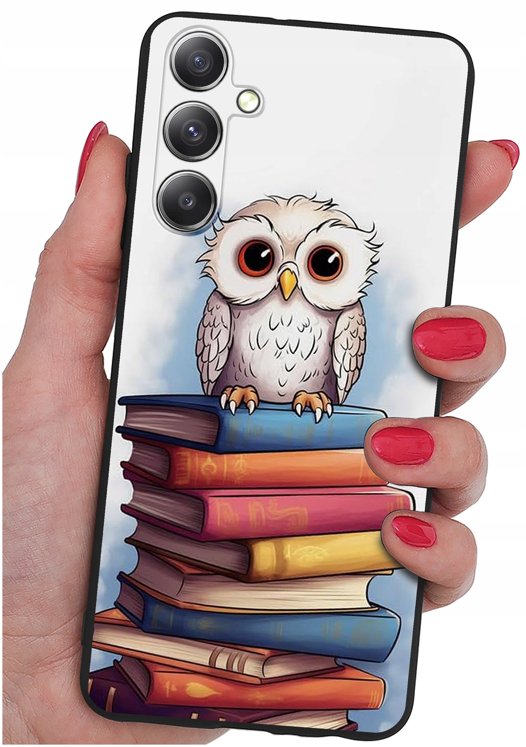 Etui na telefon z nadrukiem sowy siedzącej na stosie kolorowych książek, trzymane w dłoni z pomalowanymi na czerwono paznokciami. Etui ma wycięcia na trzy obiektywy aparatu i lampę błyskową.