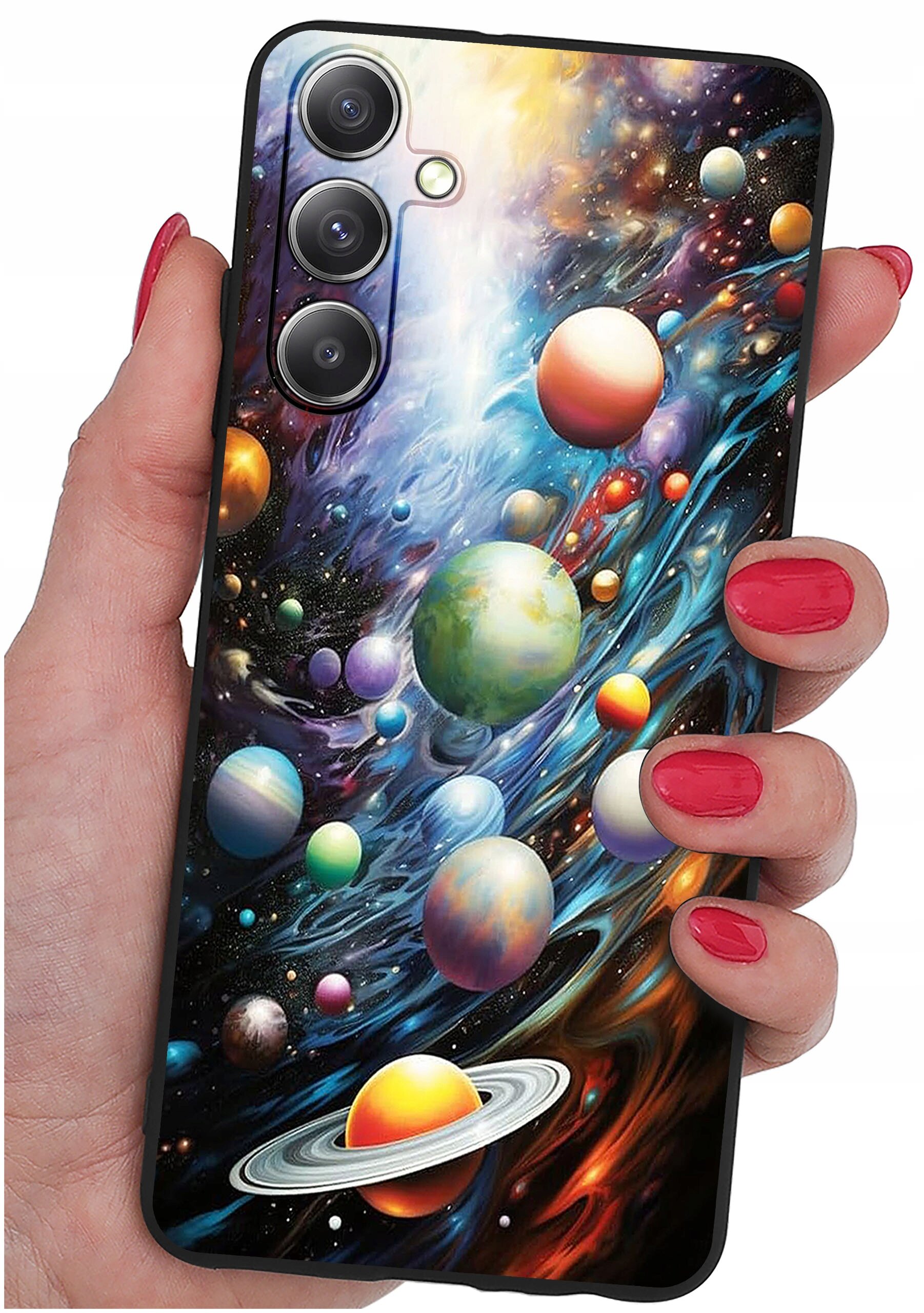 Etui na telefon z kolorowym wzorem przedstawiającym planety w kosmosie, trzymane w dłoni z pomalowanymi na czerwono paznokciami. Widoczne są trzy obiekty przypominające obiektywy aparatu.