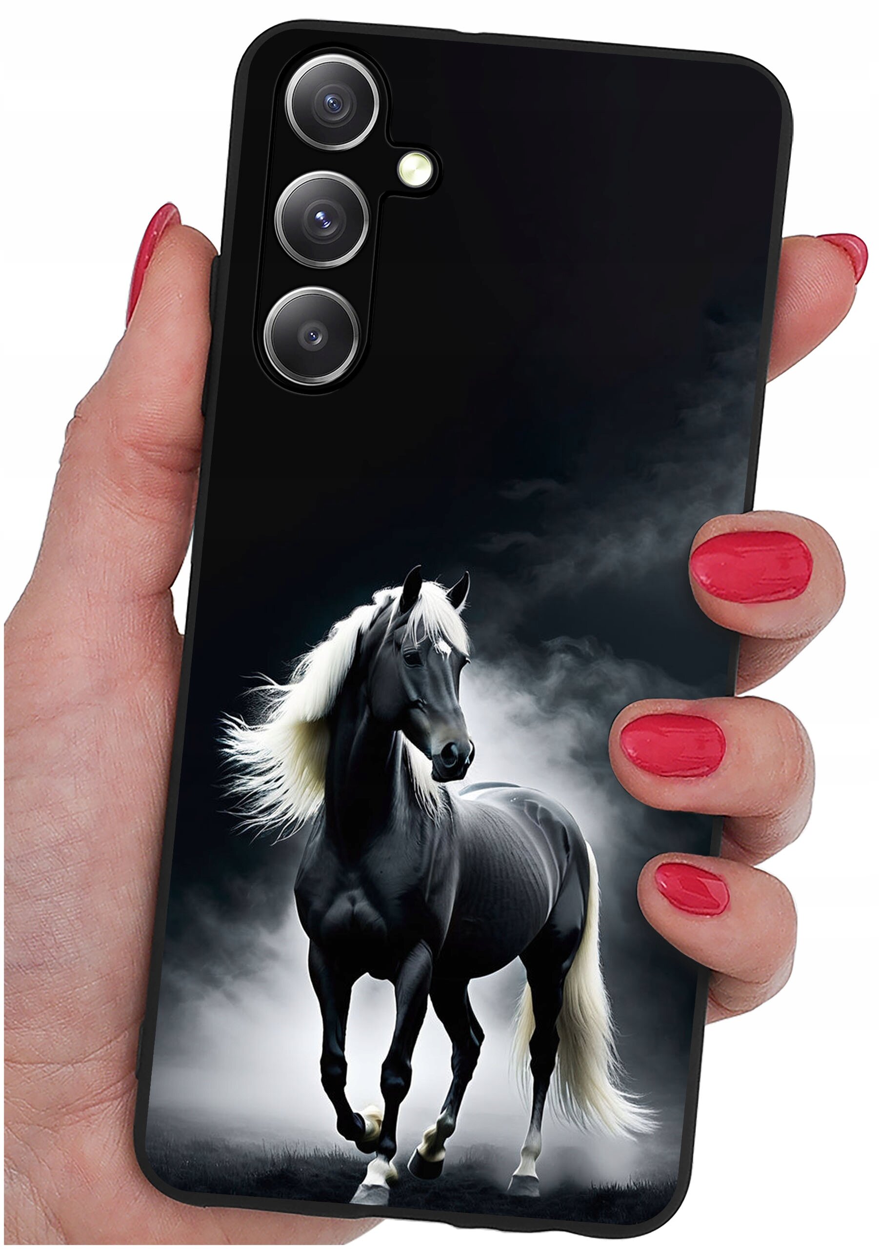 Etui na telefon z nadrukiem czarnego konia z białą grzywą na tle mgły, trzymane w dłoni z pomalowanymi na czerwono paznokciami. Widoczne są trzy obiektywy aparatu i lampa błyskowa.