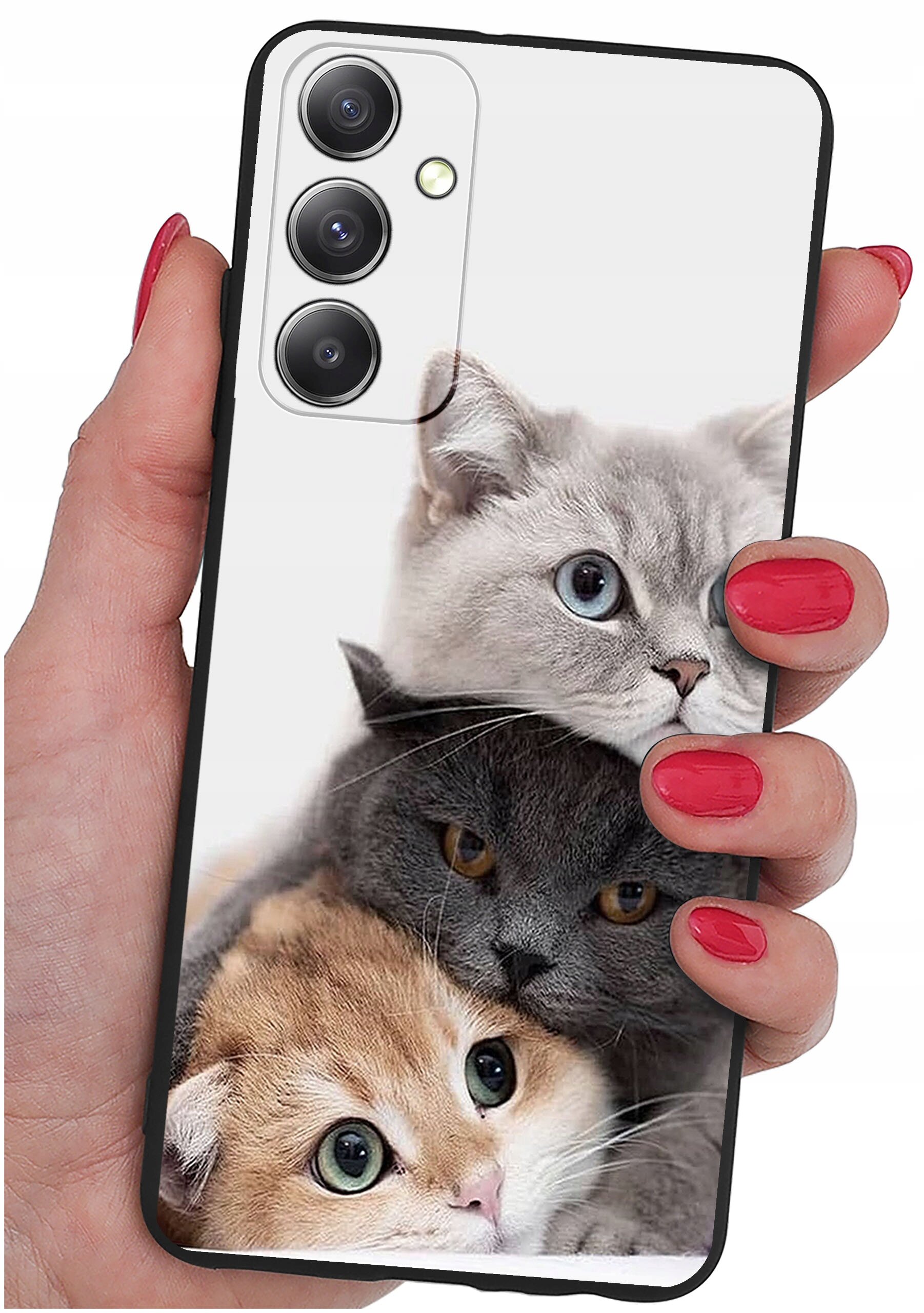 Etui na telefon z nadrukiem trzech kotów, trzymane w dłoni z pomalowanymi na czerwono paznokciami. Etui ma wycięcia na trzy obiektywy aparatu i lampę błyskową.