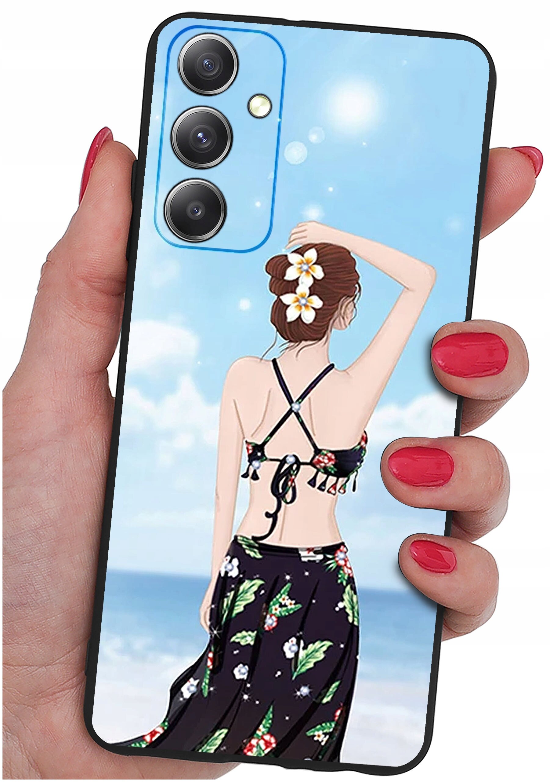 Etui na telefon z grafiką przedstawiającą kobietę w stroju plażowym na tle nieba i morza. Etui trzymane jest w dłoni z pomalowanymi na czerwono paznokciami.