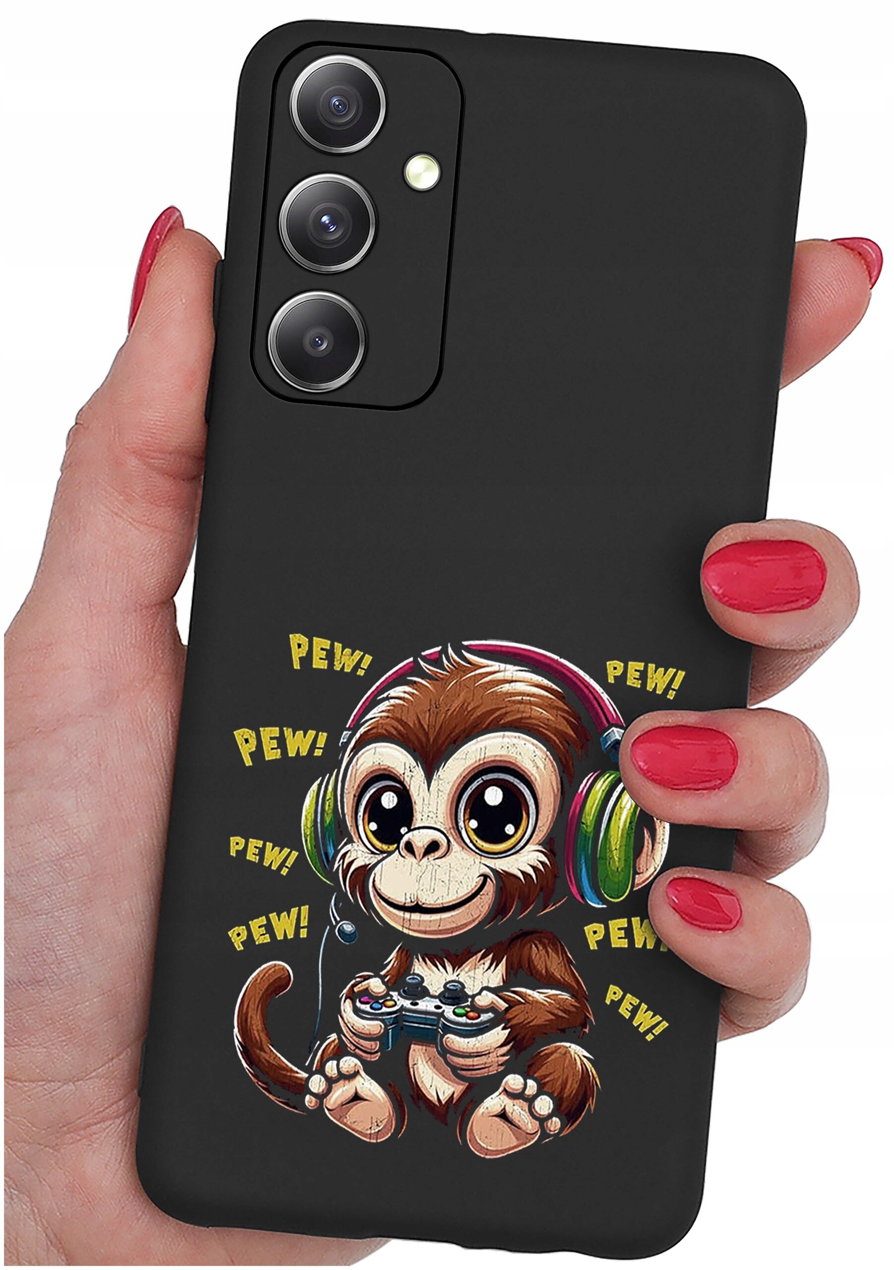 Czarne etui na telefon z nadrukiem małpki w słuchawkach trzymającej kontroler do gier, otoczonej napisem \'PEW!\'. Etui jest trzymane w dłoni z pomalowanymi na czerwono paznokciami.