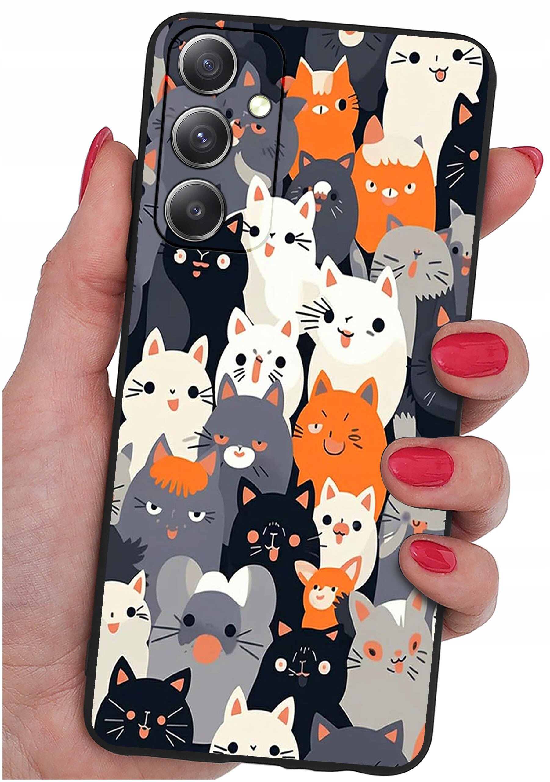 Etui na telefon z kolorowym wzorem przedstawiającym różne koty w odcieniach bieli, czerni, szarości i pomarańczu. Etui jest trzymane w dłoni z pomalowanymi na czerwono paznokciami.