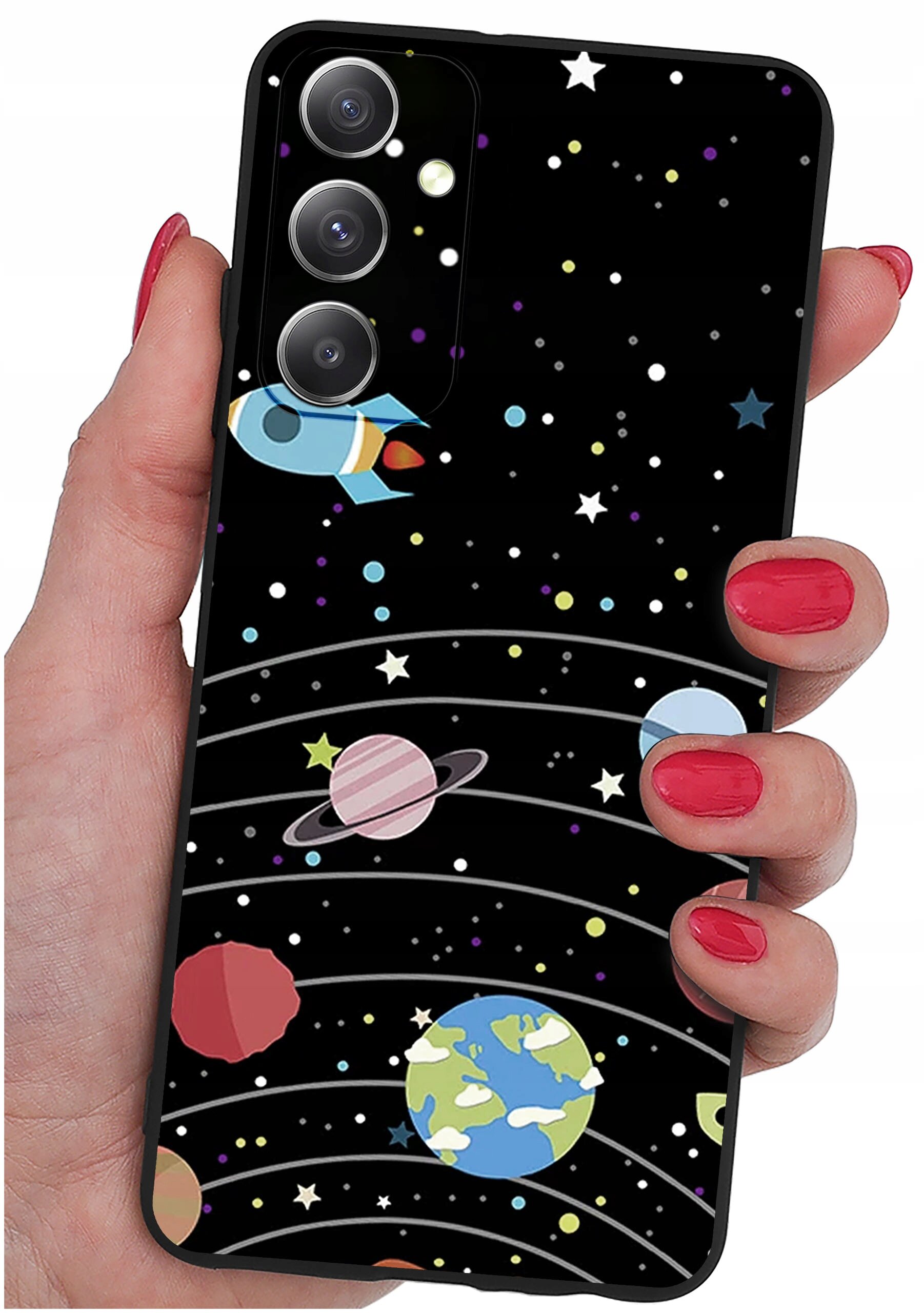 Etui na telefon z motywem kosmosu, przedstawiające planety, gwiazdy i rakietę na czarnym tle. Trzymane jest w dłoni z pomalowanymi na czerwono paznokciami.