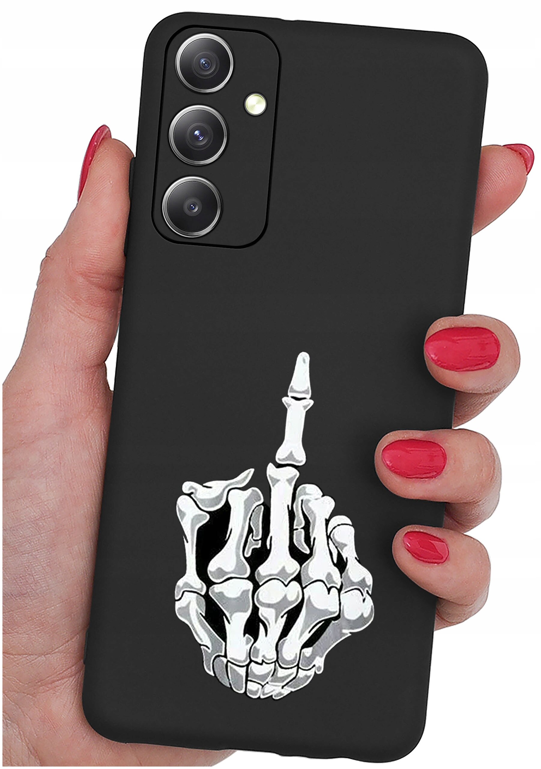 Czarne etui na telefon z nadrukiem białej, szkieletowej dłoni pokazującej środkowy palec. Etui trzymane jest w dłoni z pomalowanymi na czerwono paznokciami.