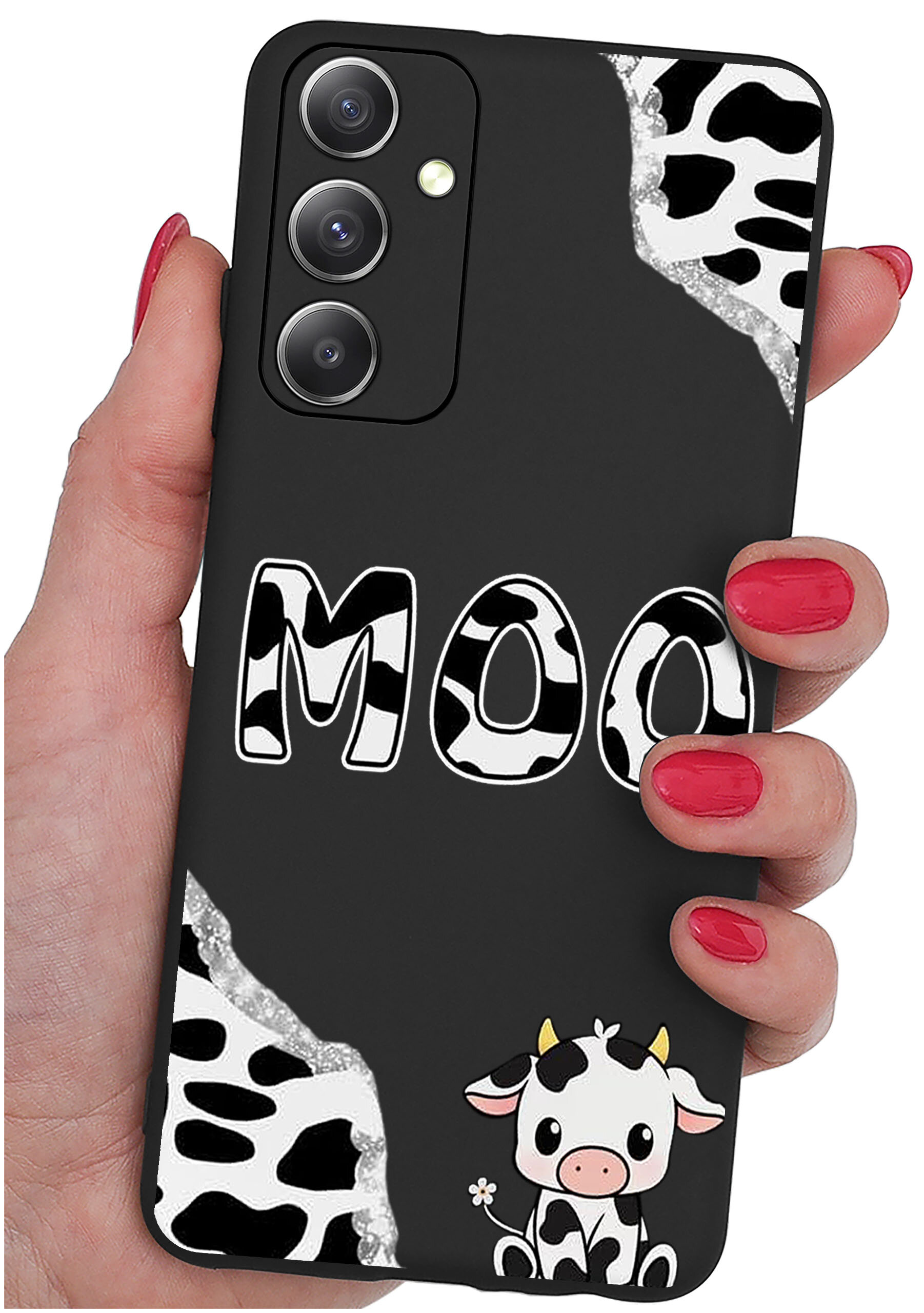 Czarne etui na telefon z motywem krowy, z napisem \'MOO\' i rysunkiem małej krowy w dolnym rogu. Etui trzymane jest w dłoni z pomalowanymi na czerwono paznokciami.