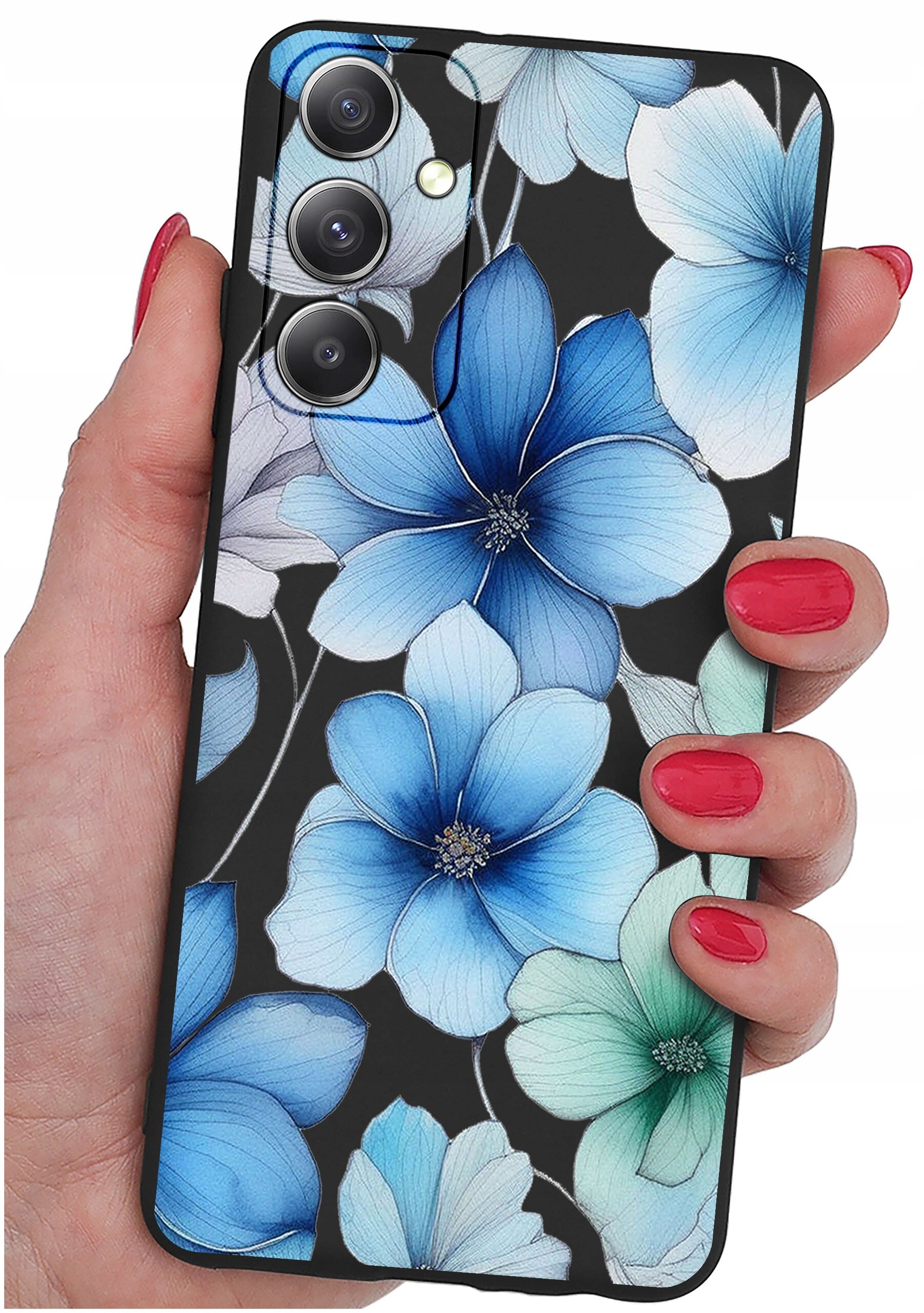 Etui na telefon z wzorem niebieskich i zielonych kwiatów na czarnym tle, trzymane w dłoni z pomalowanymi na czerwono paznokciami. Widoczne są trzy obiektywy aparatu i lampa błyskowa.