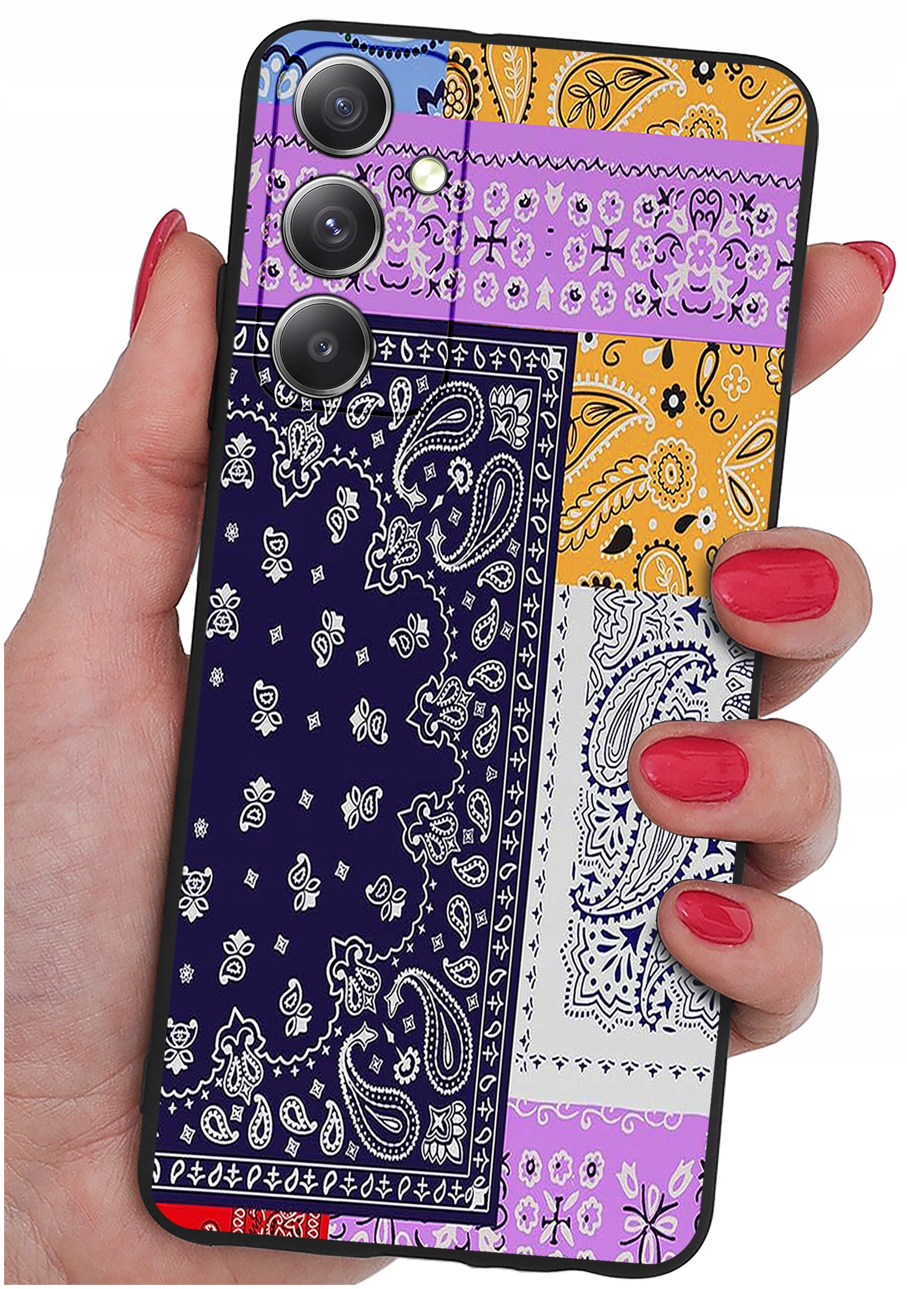 Etui na telefon z kolorowym wzorem paisley w odcieniach fioletu, żółci i granatu, trzymane w dłoni z pomalowanymi na czerwono paznokciami. Etui posiada wycięcia na trzy obiektywy aparatu i lampę błyskową.