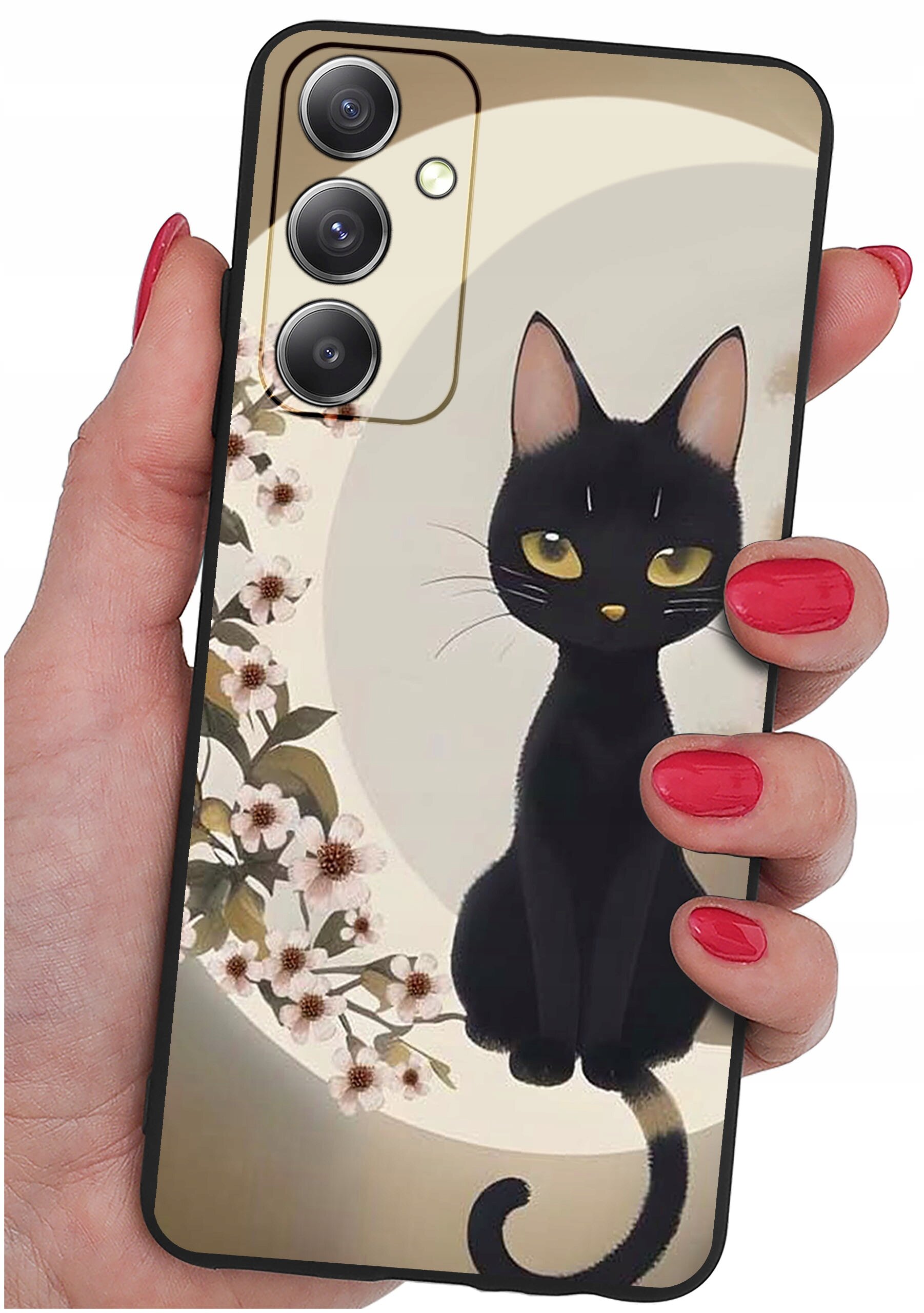 Etui na telefon z grafiką czarnego kota siedzącego na tle okręgu z kwiatami. Etui trzymane jest w dłoni z pomalowanymi na czerwono paznokciami.