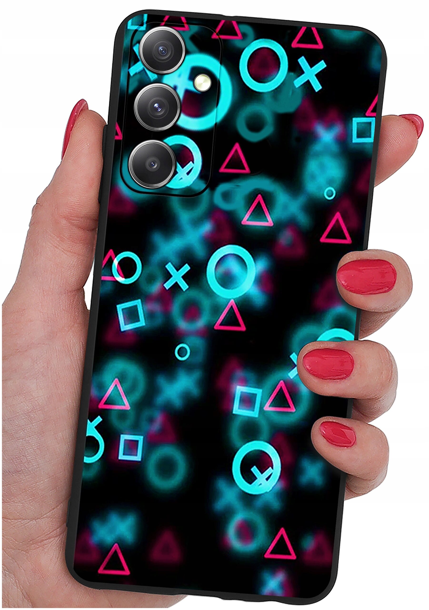 Etui na telefon z kolorowymi wzorami geometrycznymi, takimi jak koła, krzyżyki, trójkąty i kwadraty w odcieniach niebieskiego i różowego na czarnym tle. Etui trzymane jest w dłoni z pomalowanymi na czerwono paznokciami.