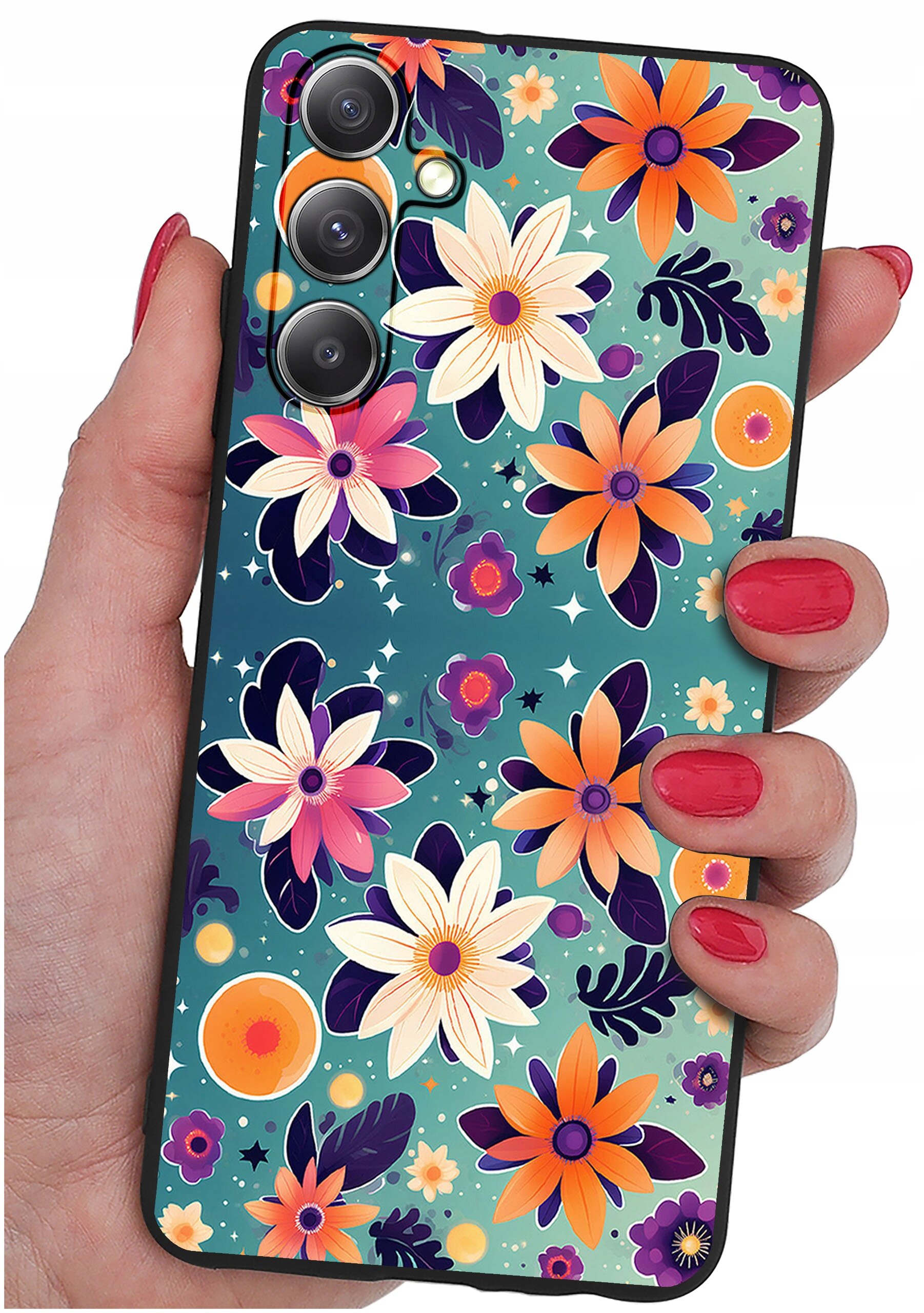 Etui na telefon z kolorowym wzorem kwiatowym, trzymane w dłoni z pomalowanymi na czerwono paznokciami. Etui posiada wycięcia na trzy obiektywy aparatu.