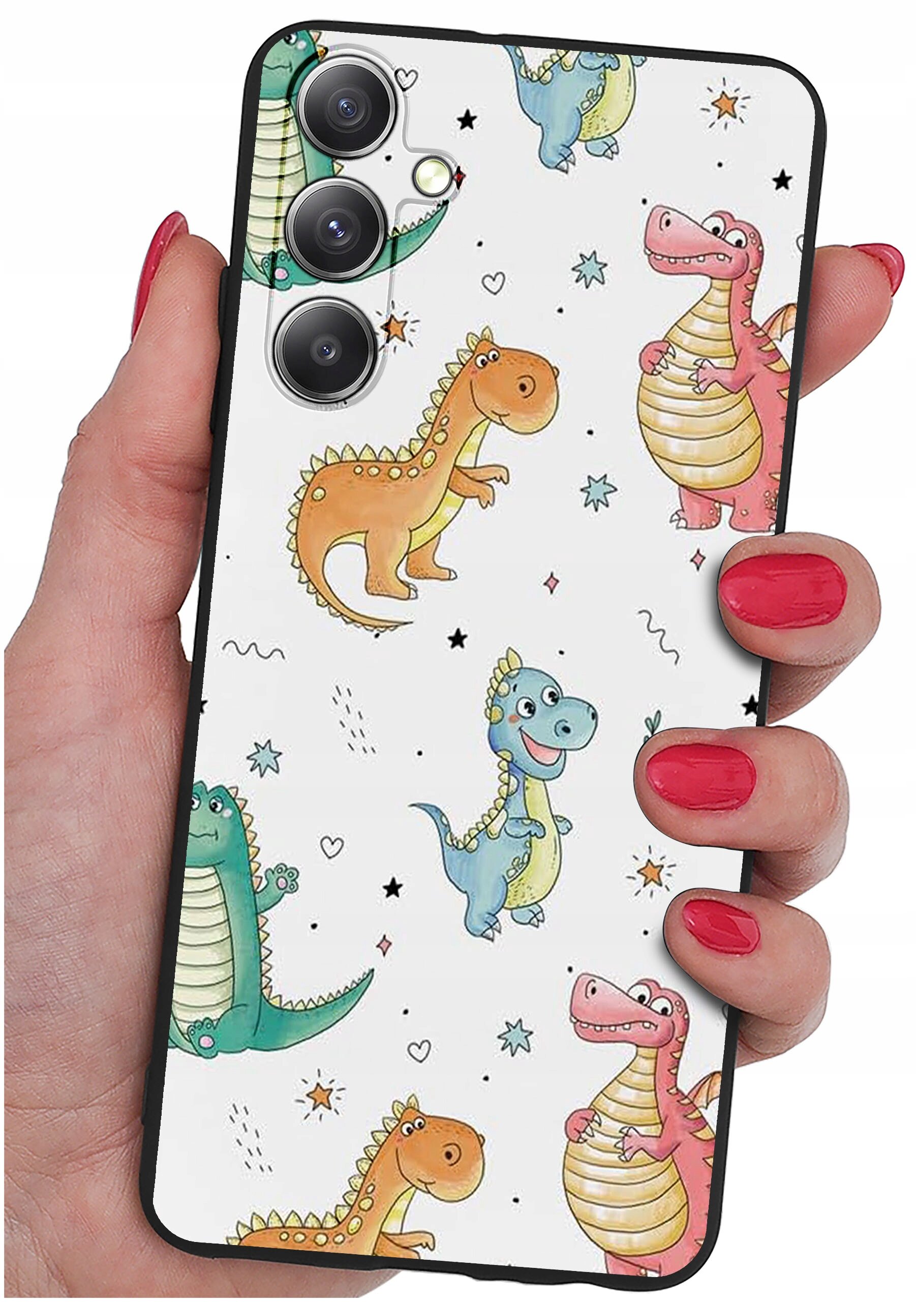 Etui na telefon z kolorowymi rysunkami dinozaurów na białym tle, trzymane w dłoni z pomalowanymi na czerwono paznokciami. Etui posiada wycięcia na trzy obiektywy aparatu.