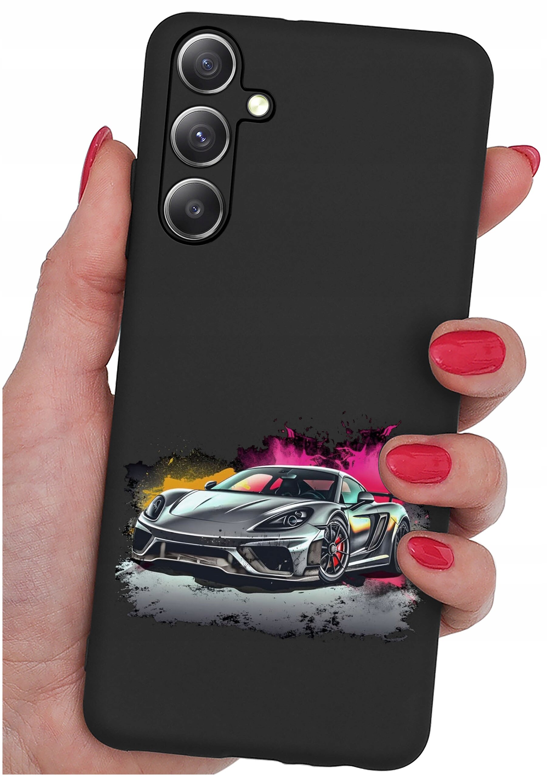 Czarne etui na telefon z nadrukiem sportowego samochodu w kolorach srebrnym, różowym i żółtym. Etui trzymane jest w dłoni z pomalowanymi na czerwono paznokciami.