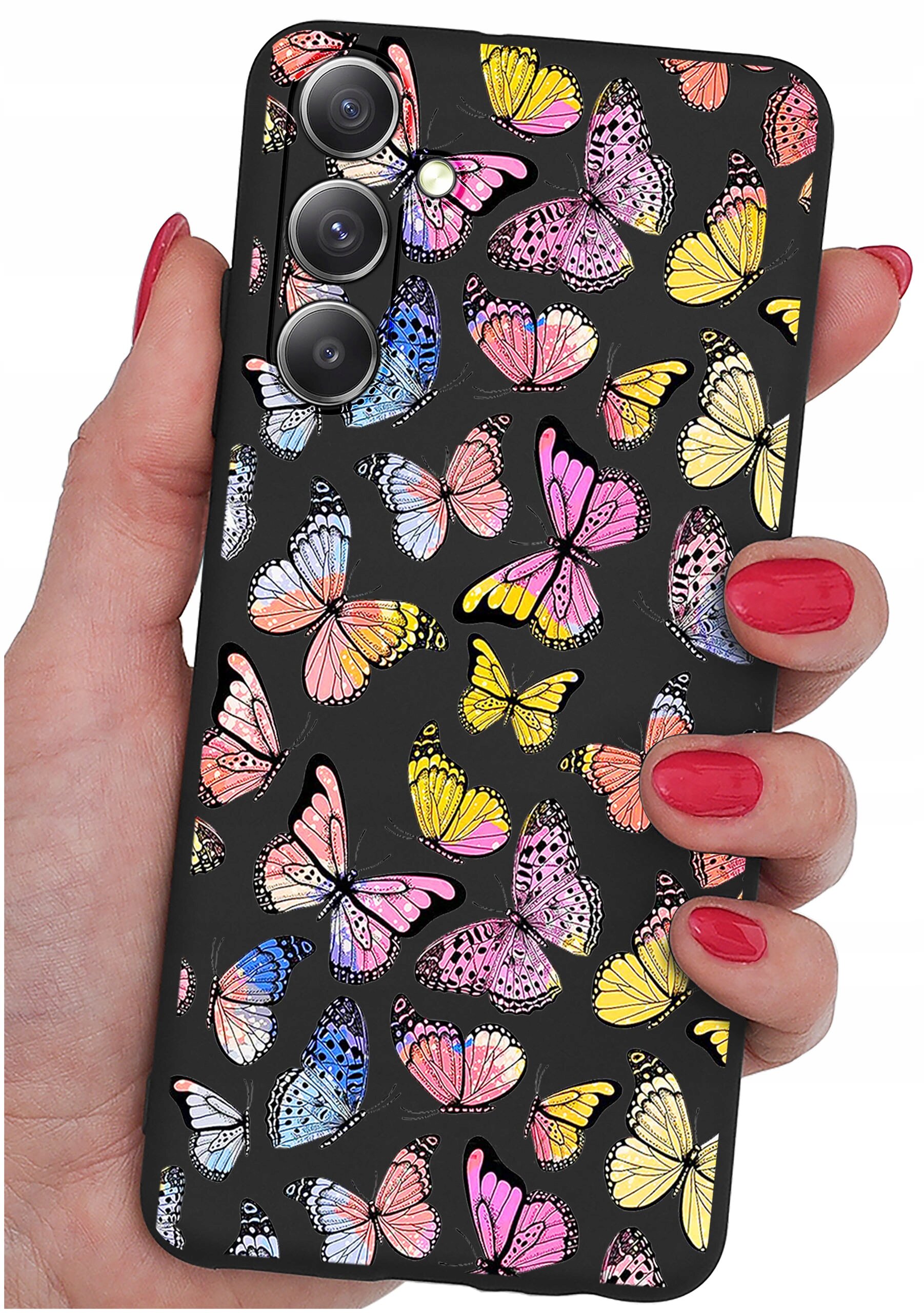 Osoba trzyma telefon w etui z kolorowymi motylami na czarnym tle. Etui ma wycięcia na trzy obiektywy aparatu.