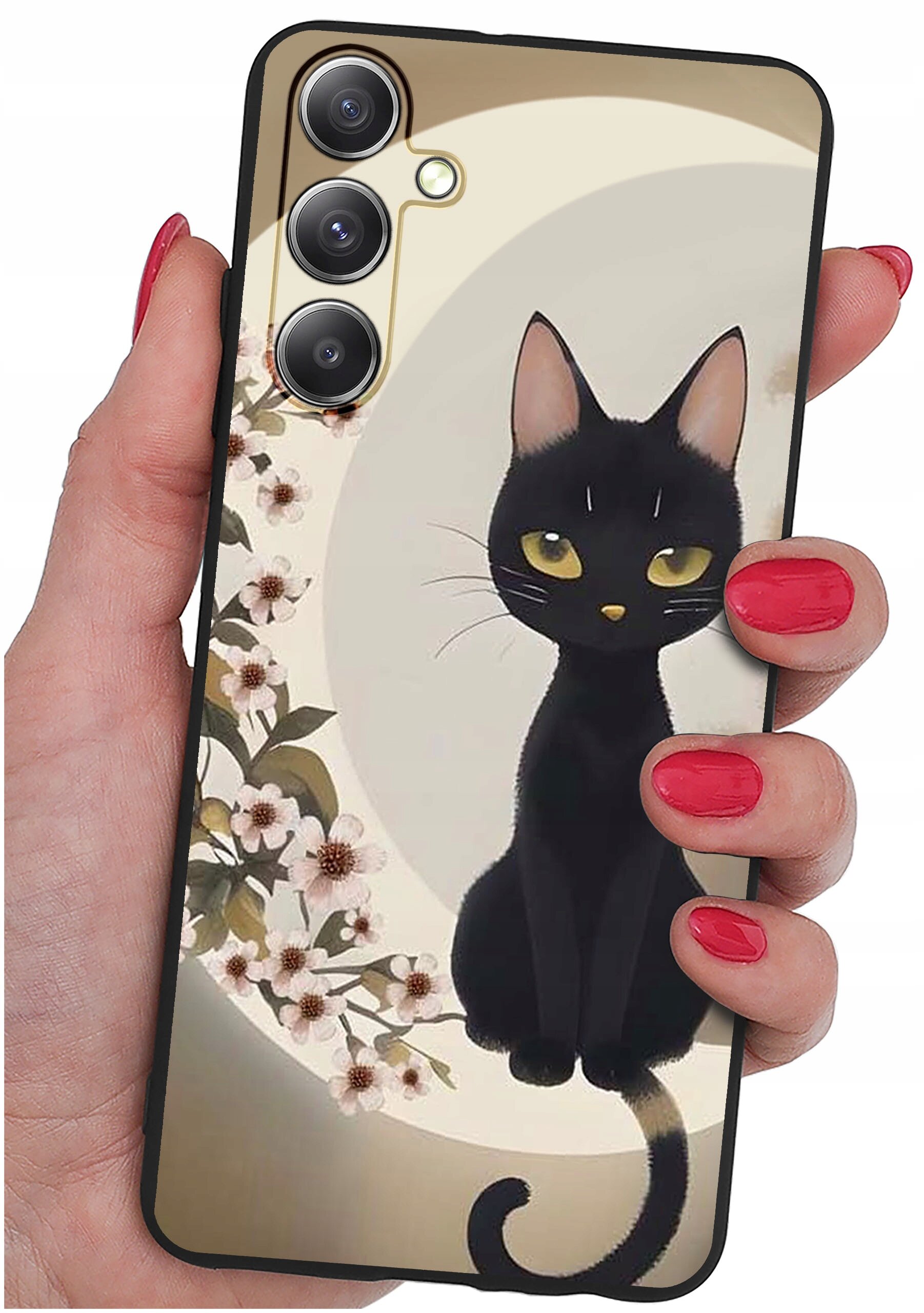 Etui na telefon z grafiką czarnego kota siedzącego na tle okręgu z kwiatami. Etui trzymane jest w dłoni z pomalowanymi na czerwono paznokciami.