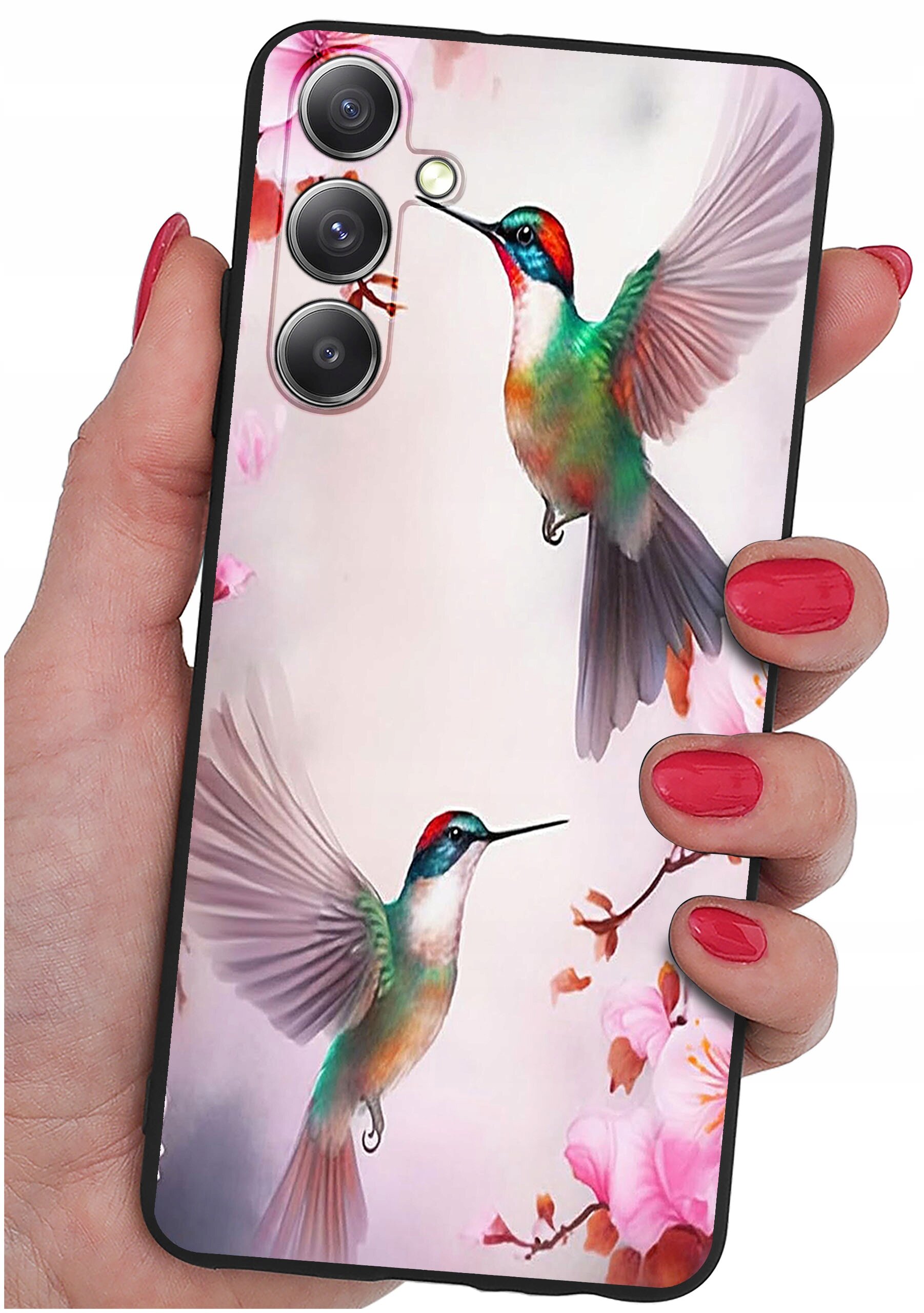 Etui na telefon z kolorowym wzorem przedstawiającym dwa kolibry wśród różowych kwiatów, trzymane w dłoni z pomalowanymi na czerwono paznokciami.