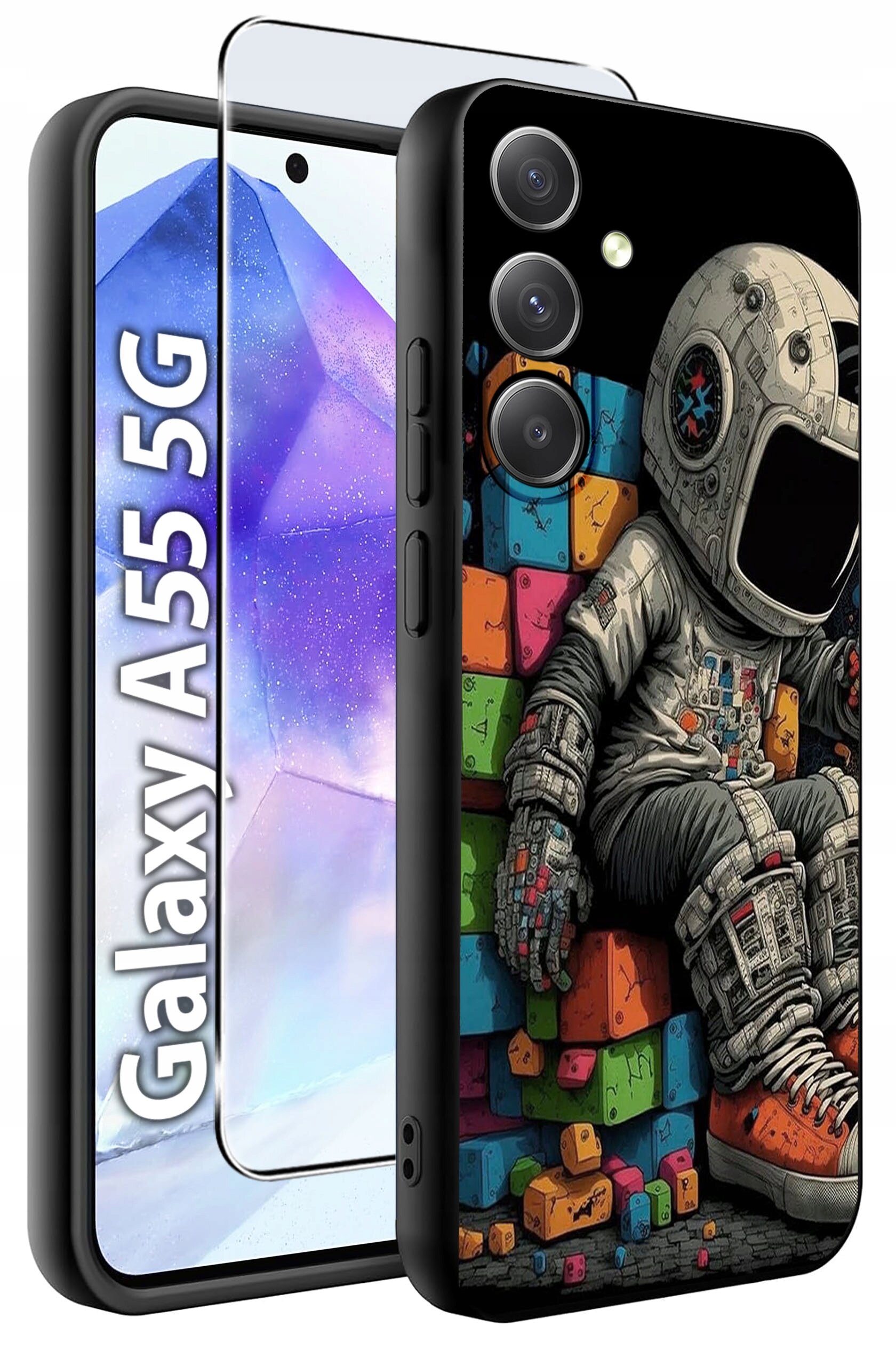 Obraz przedstawia etui na telefon z kolorowym wzorem astronauty siedzącego na klockach. Obok widoczny jest telefon z napisem \'Galaxy A55 5G\' oraz szkło hartowane.