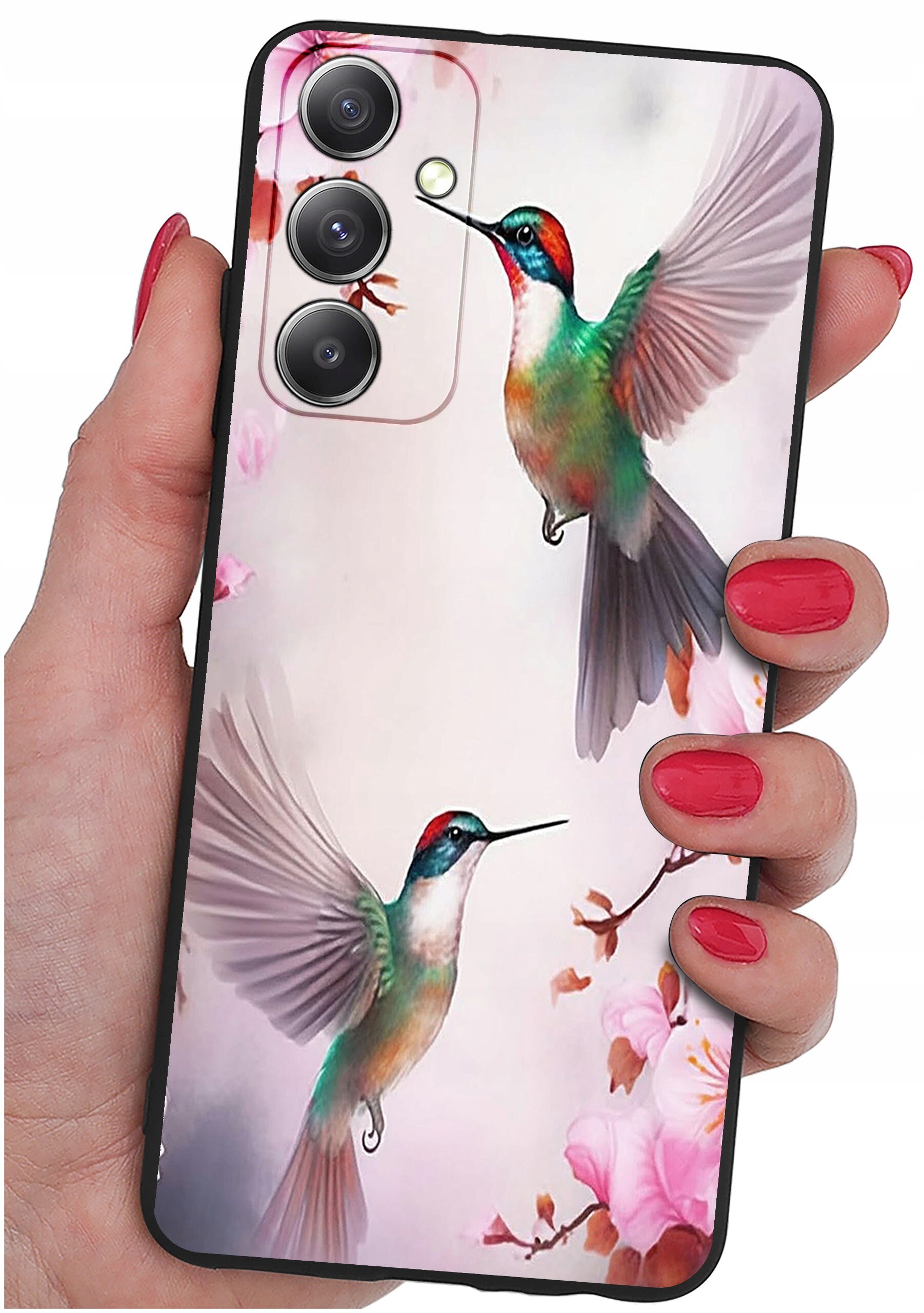 Etui na telefon z kolorowym wzorem przedstawiającym dwa kolibry wśród różowych kwiatów. Etui trzymane jest w dłoni z pomalowanymi na czerwono paznokciami.