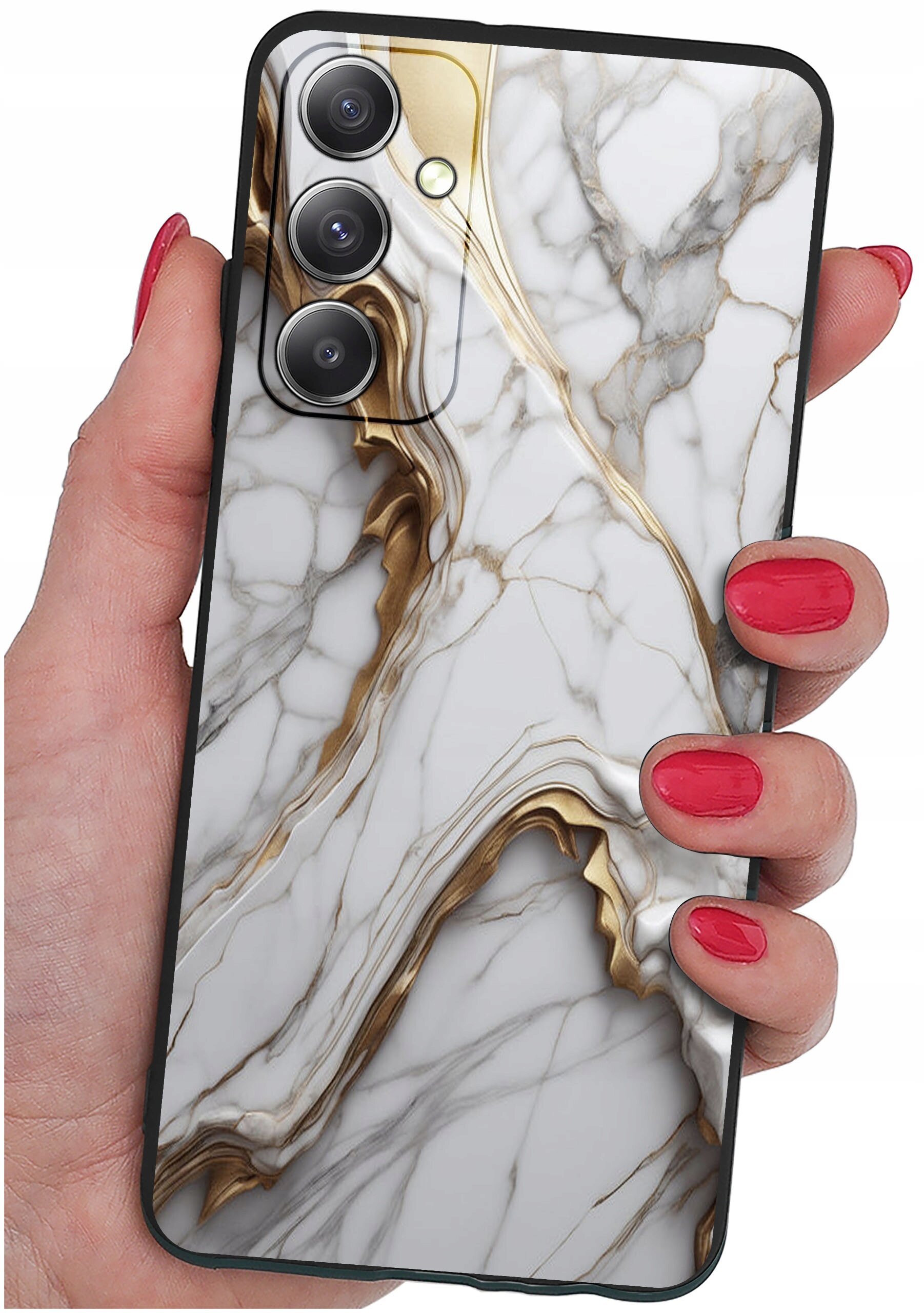 Osoba trzyma telefon w etui z marmurowym wzorem w odcieniach bieli i złota. Etui ma wycięcia na trzy obiektywy aparatu.