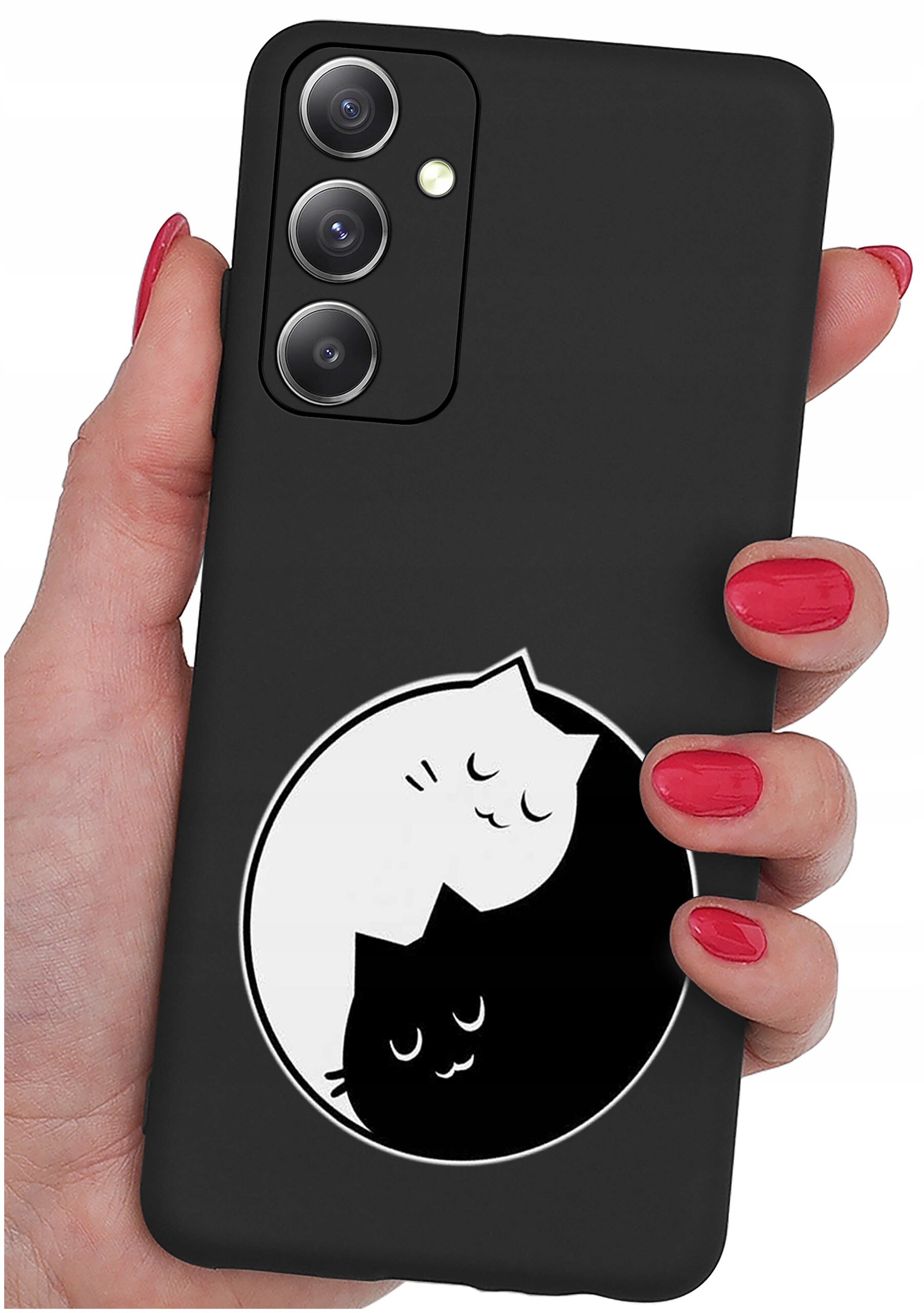 Czarne silikonowe etui na telefon z grafiką dwóch kotów w stylu yin-yang. Etui trzymane jest w dłoni z pomalowanymi na czerwono paznokciami.