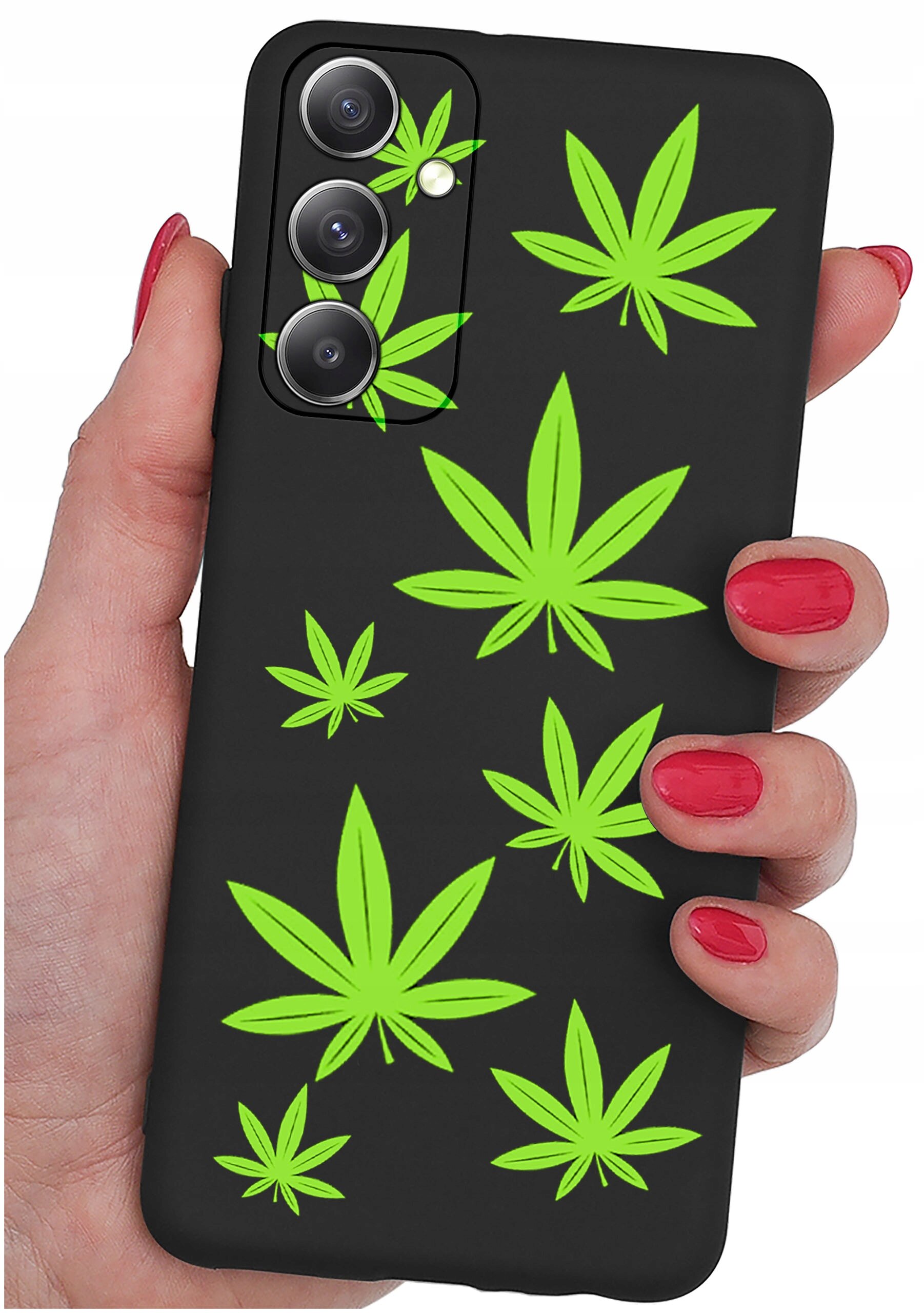 Czarne etui na telefon z zielonymi wzorami liści, trzymane w dłoni z czerwonymi paznokciami. Etui posiada wycięcia na trzy obiektywy aparatu.